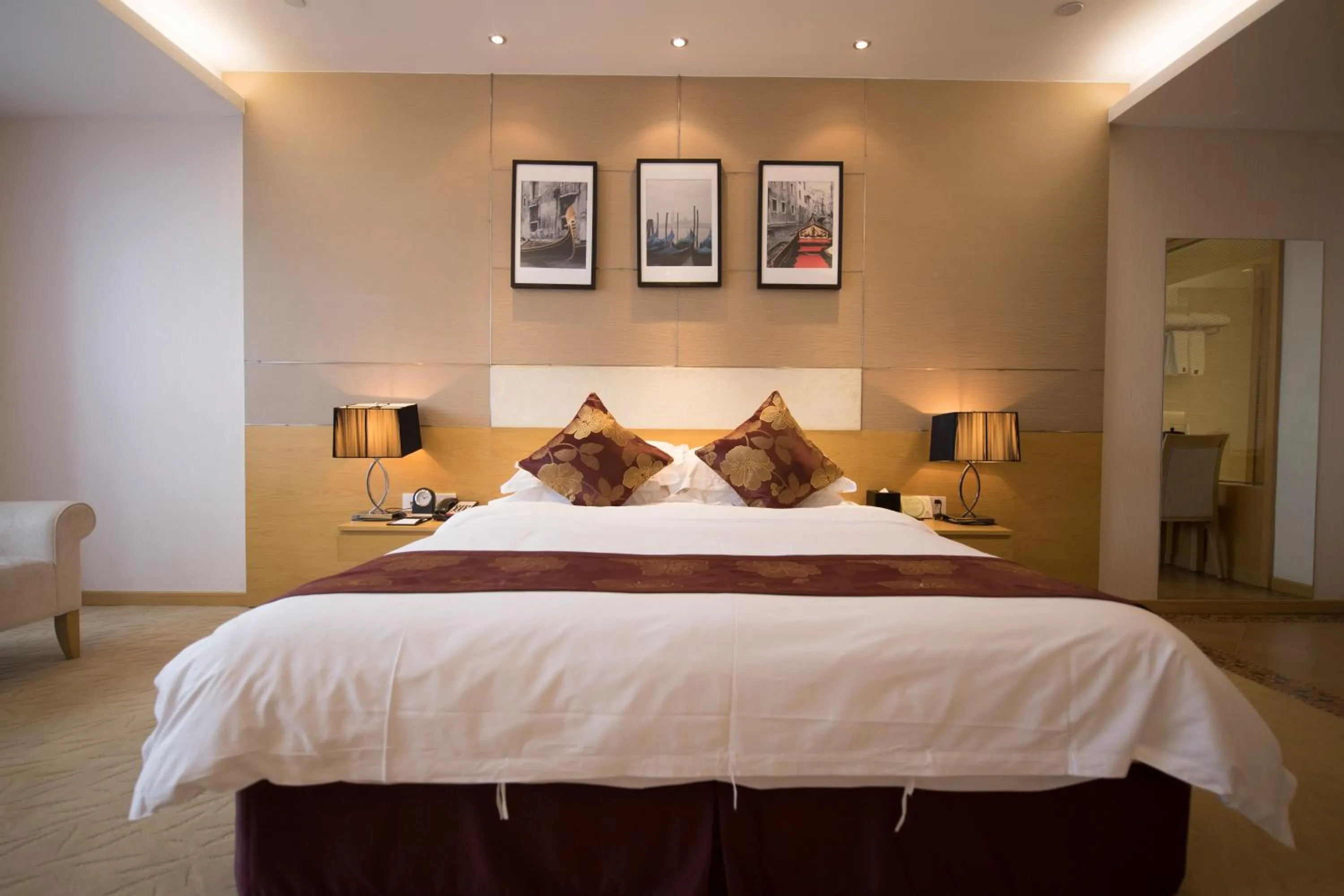 Bed in Suzhou Sun Plaza Hotel