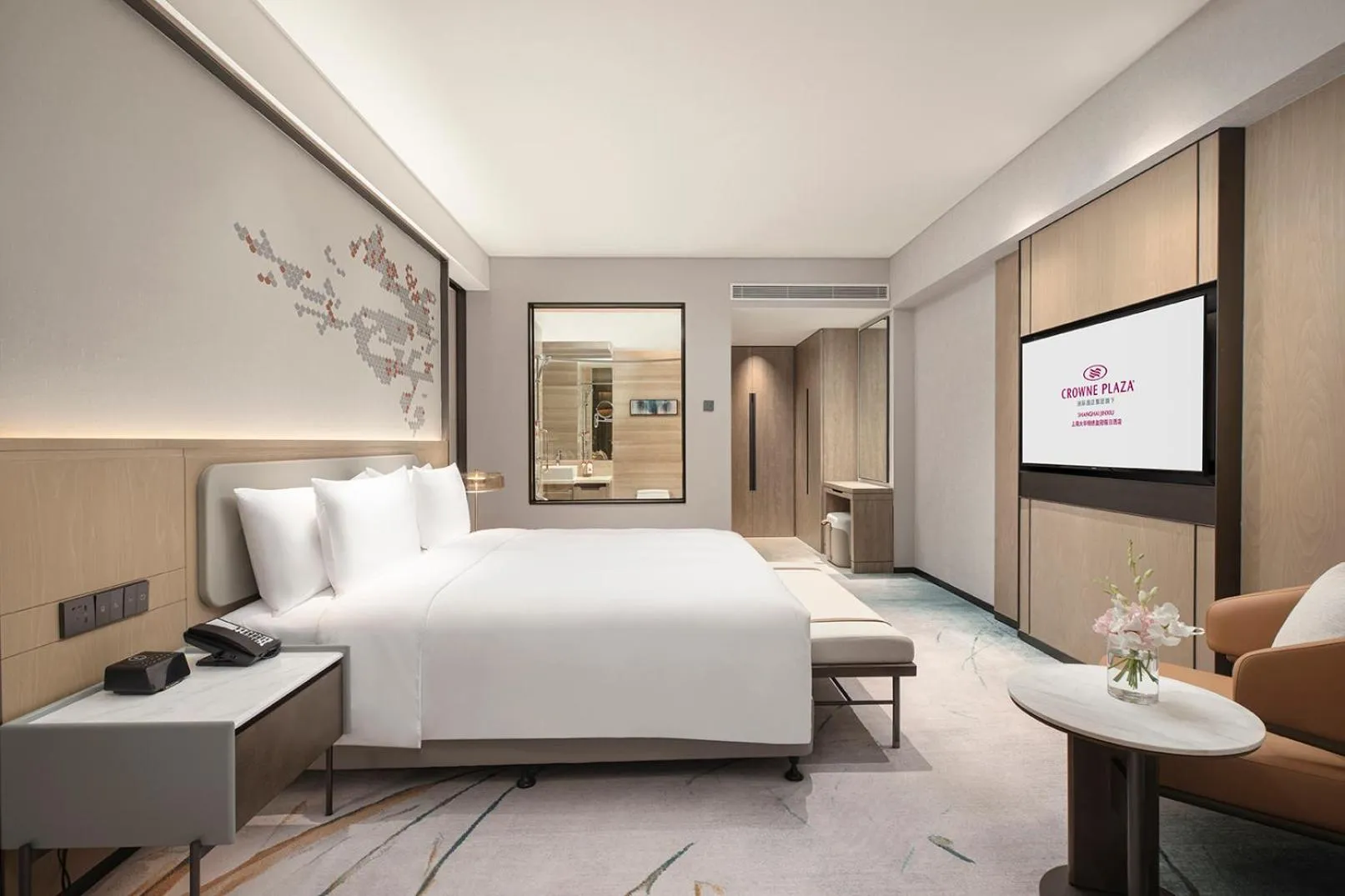 Photo of the whole room, Bed in Crowne Plaza Shanghai Jinxiu by IHG
