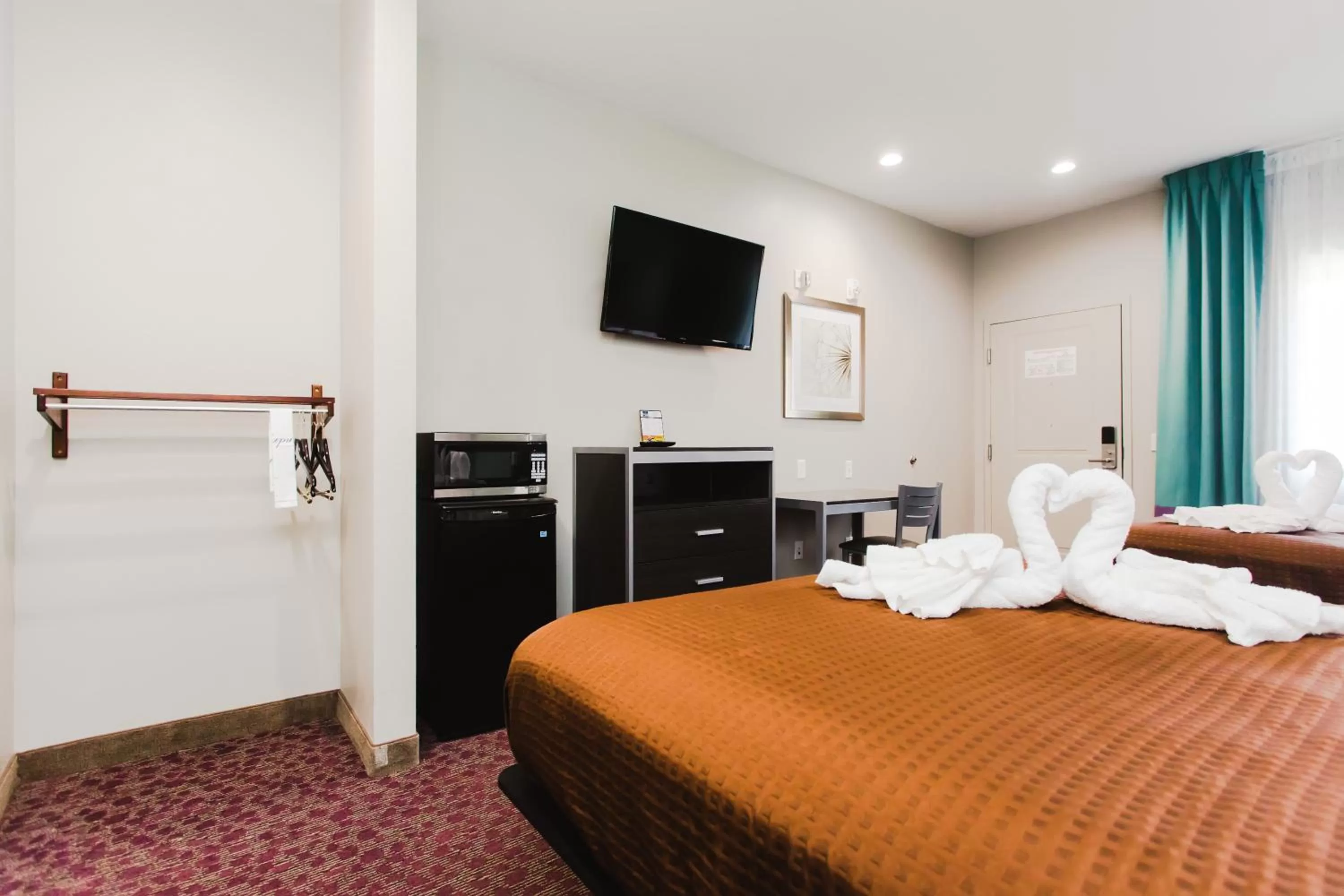 Bedroom, Bed in Express Inn - Spring