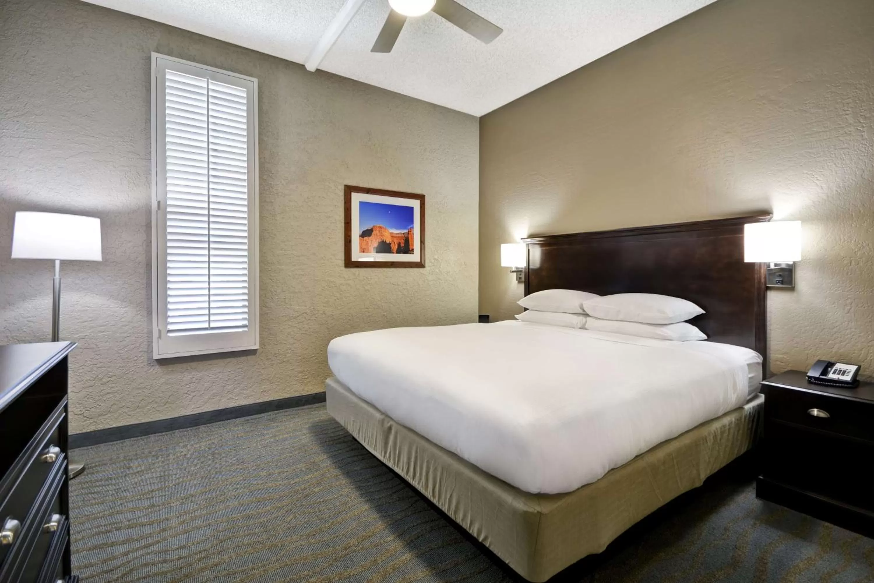 Bed in DoubleTree by Hilton Phoenix North