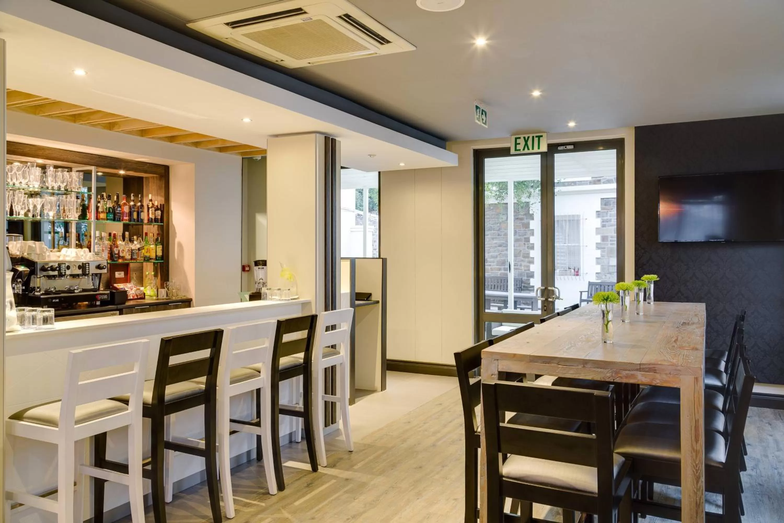 Lounge or bar in Protea Hotel by Marriott Cape Town Waterfront Breakwater Lodge
