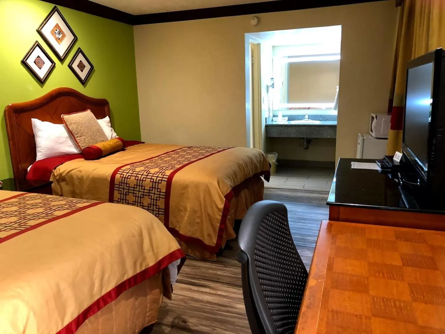 Shower, Bed in Imperial Inn Oakland