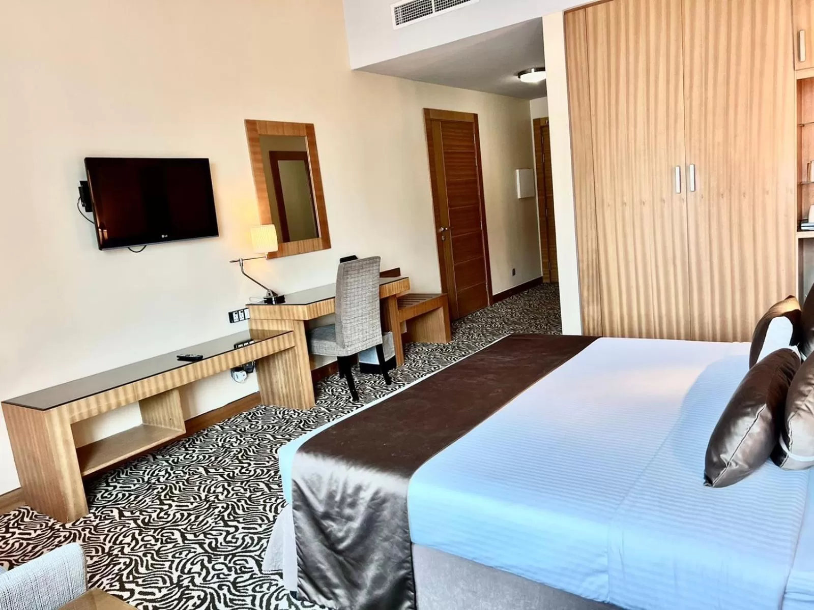 Bedroom, Bed in Copthorne Hotel Sharjah