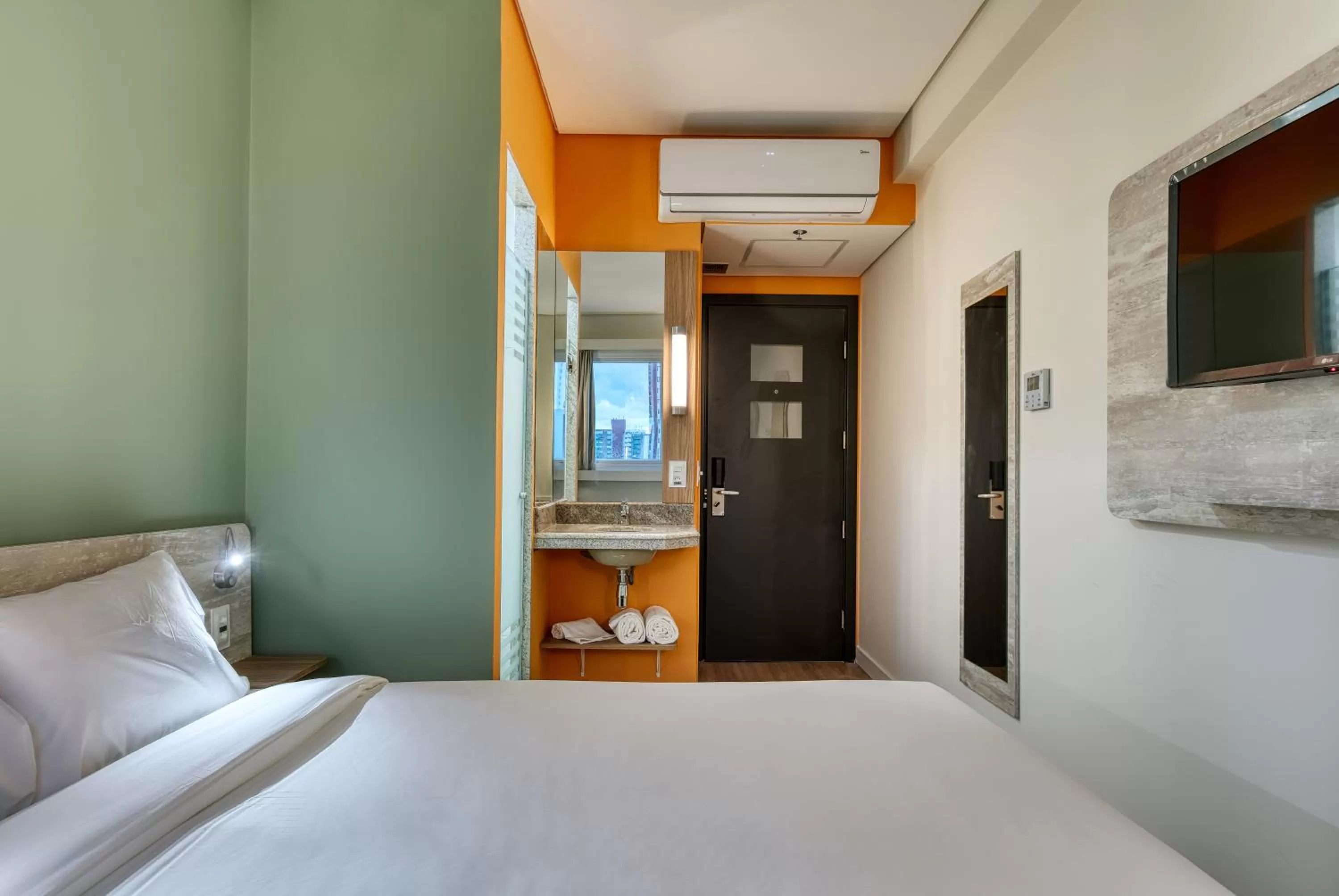 Bathroom, Bed in ibis budget BH Savassi