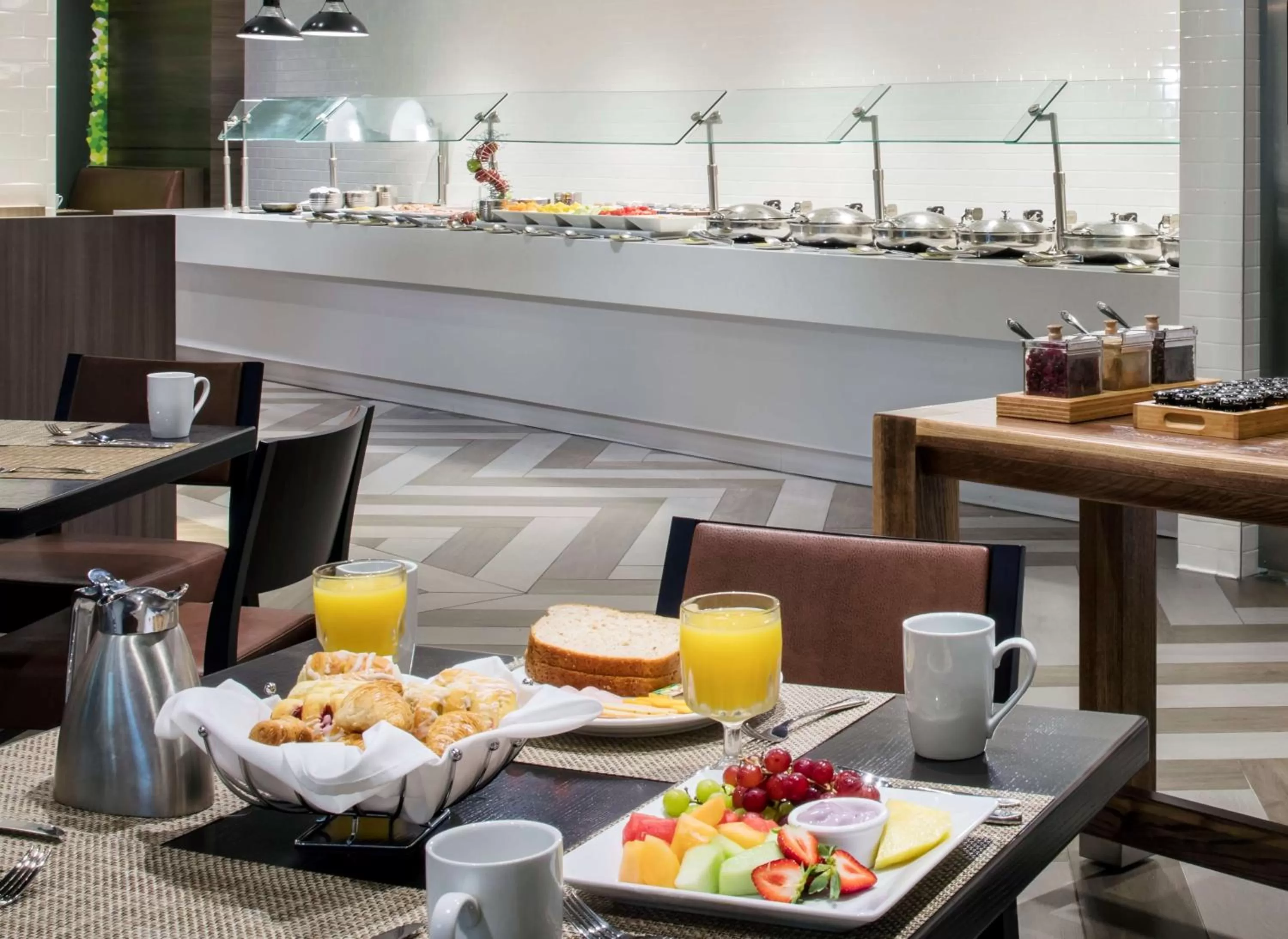 Restaurant/places to eat in DoubleTree by Hilton Hotel Miami Airport & Convention Center