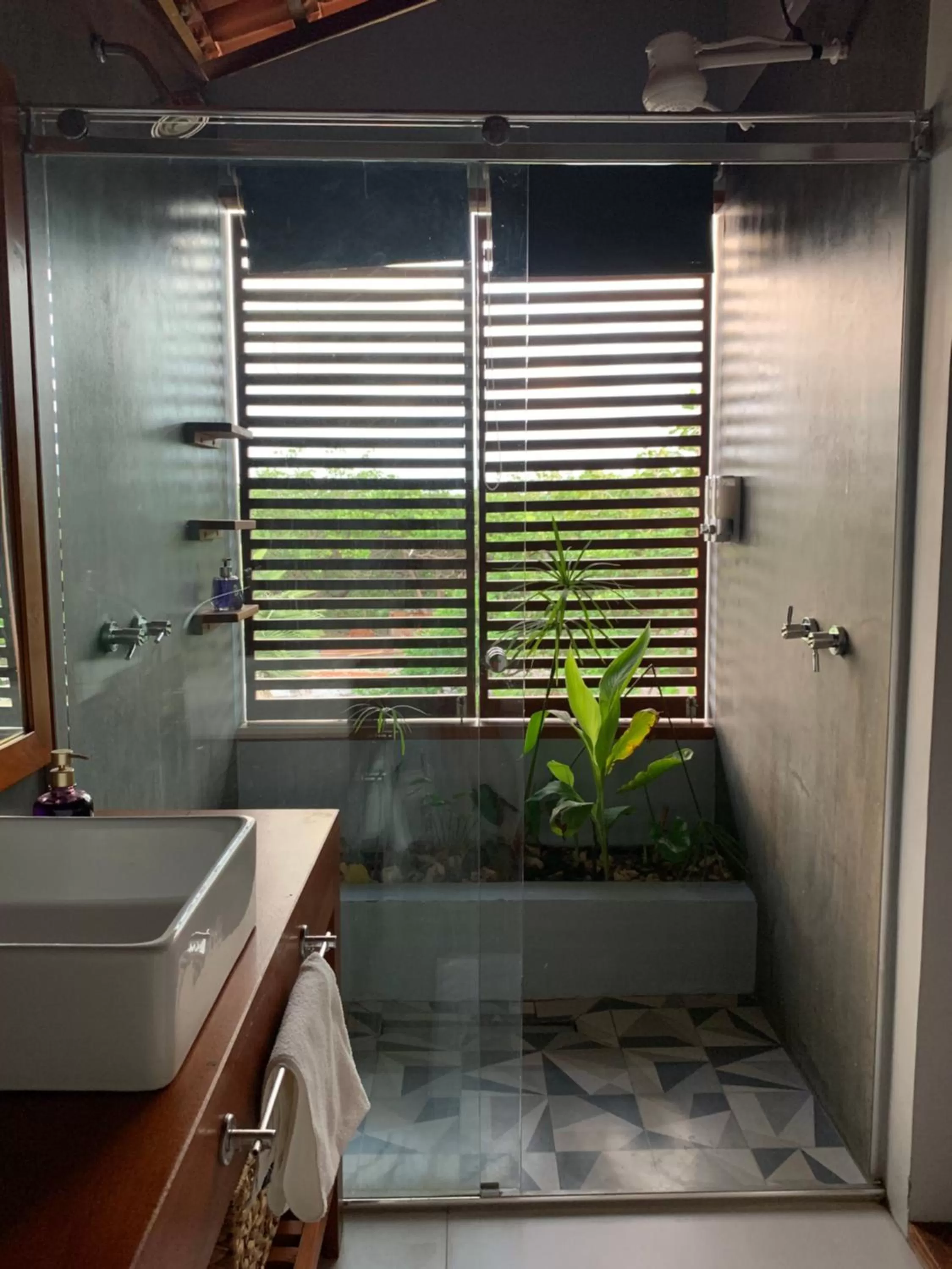 Shower in Vila das Águas