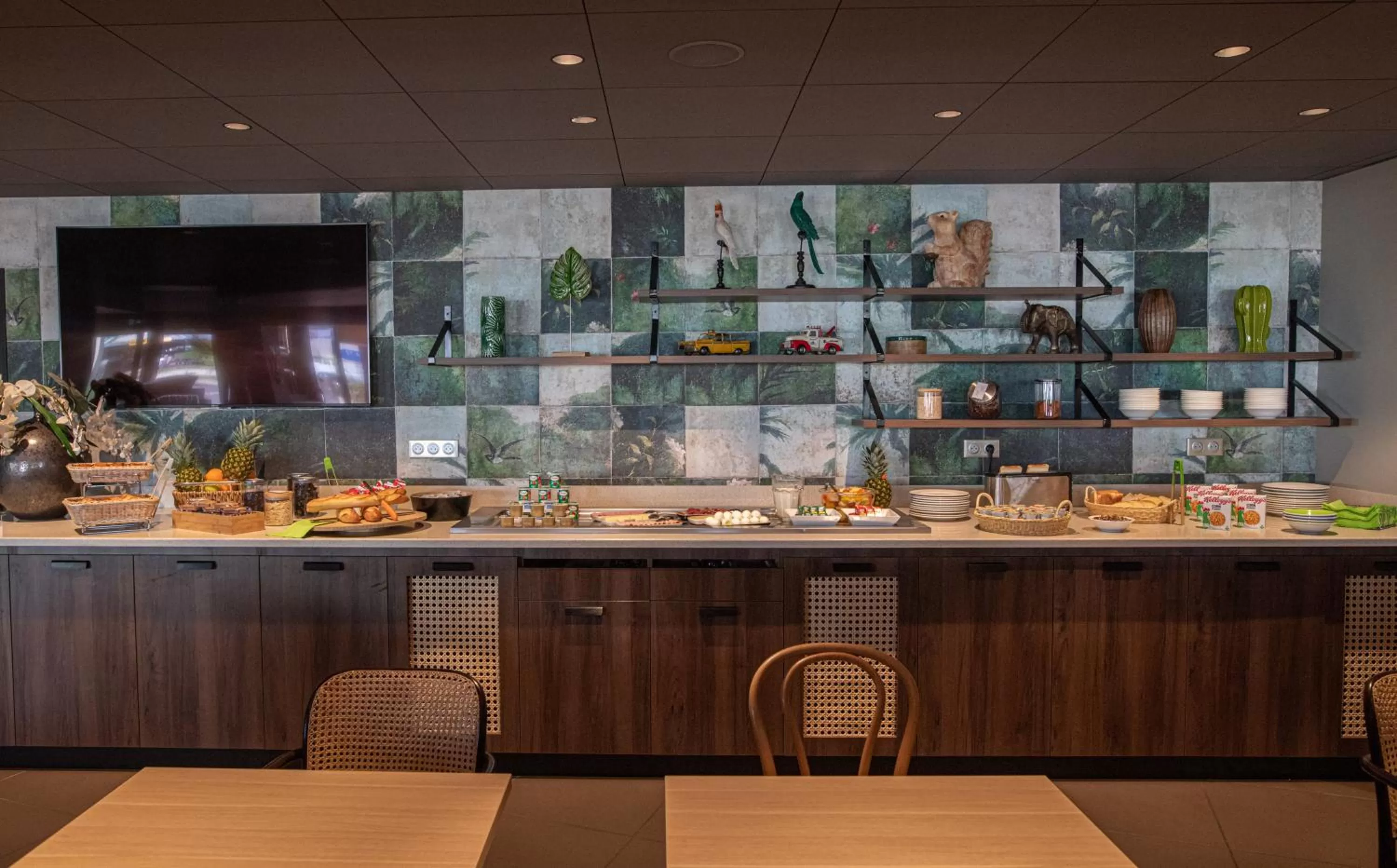 Buffet breakfast in ibis Styles Clermont-Ferrand Aéroport