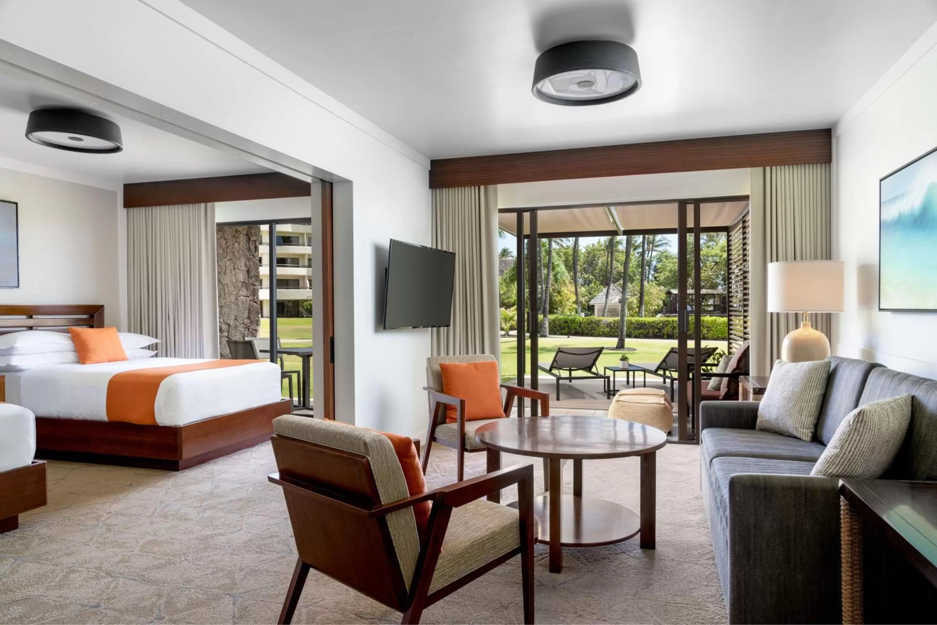 Living room, Bed in Sheraton Maui Resort & Spa