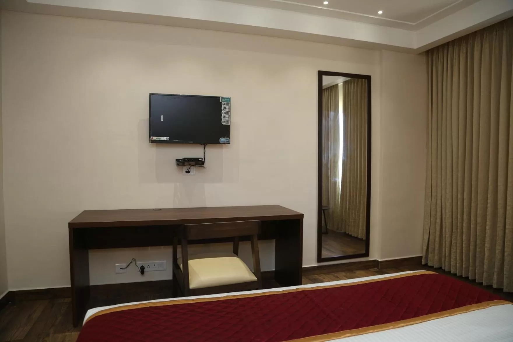 TV and multimedia, TV/Entertainment Center in Hotel Skanda Palace