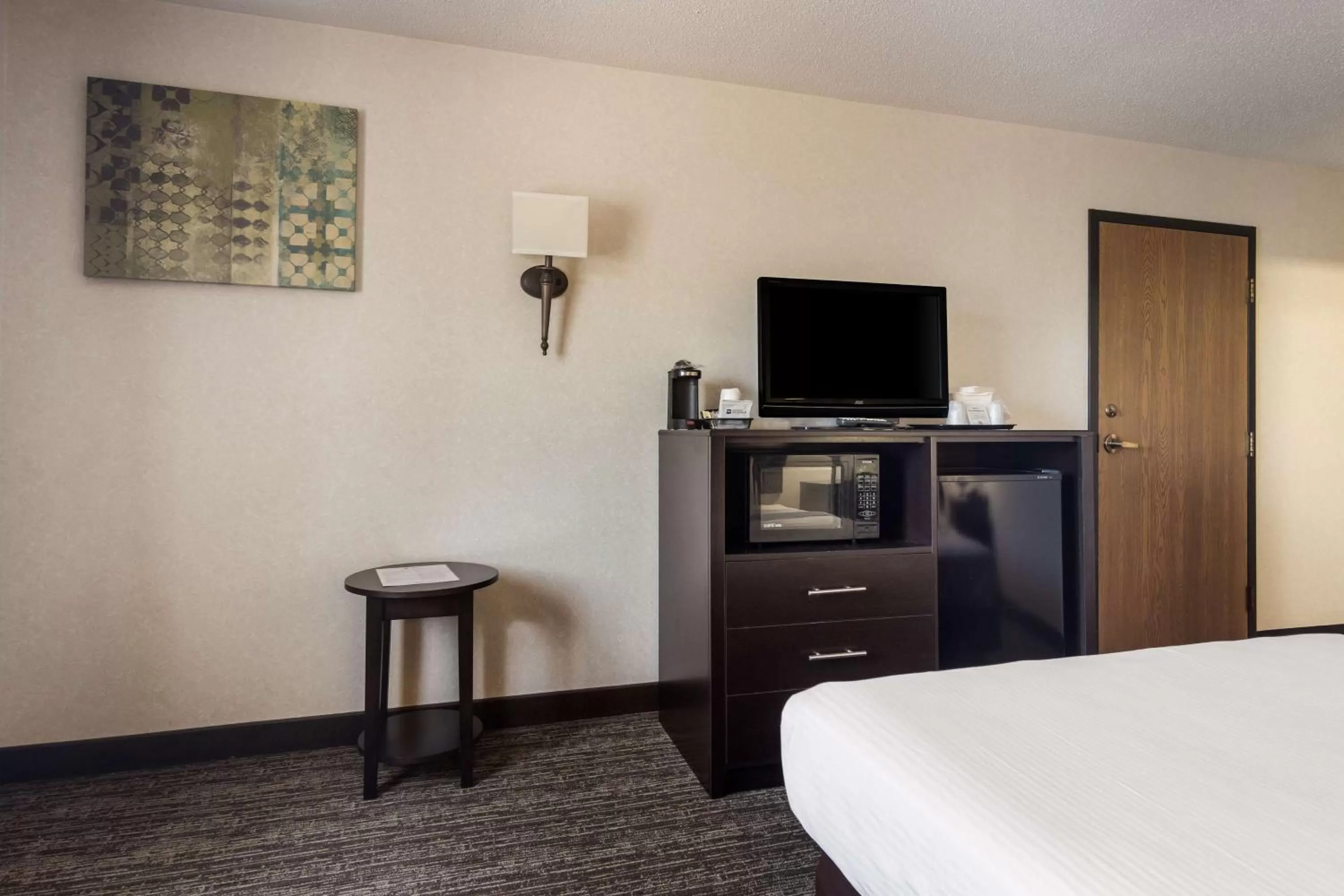 Queen Room with Roll-In Shower - Disability Access in Best Western Grove City Inn
