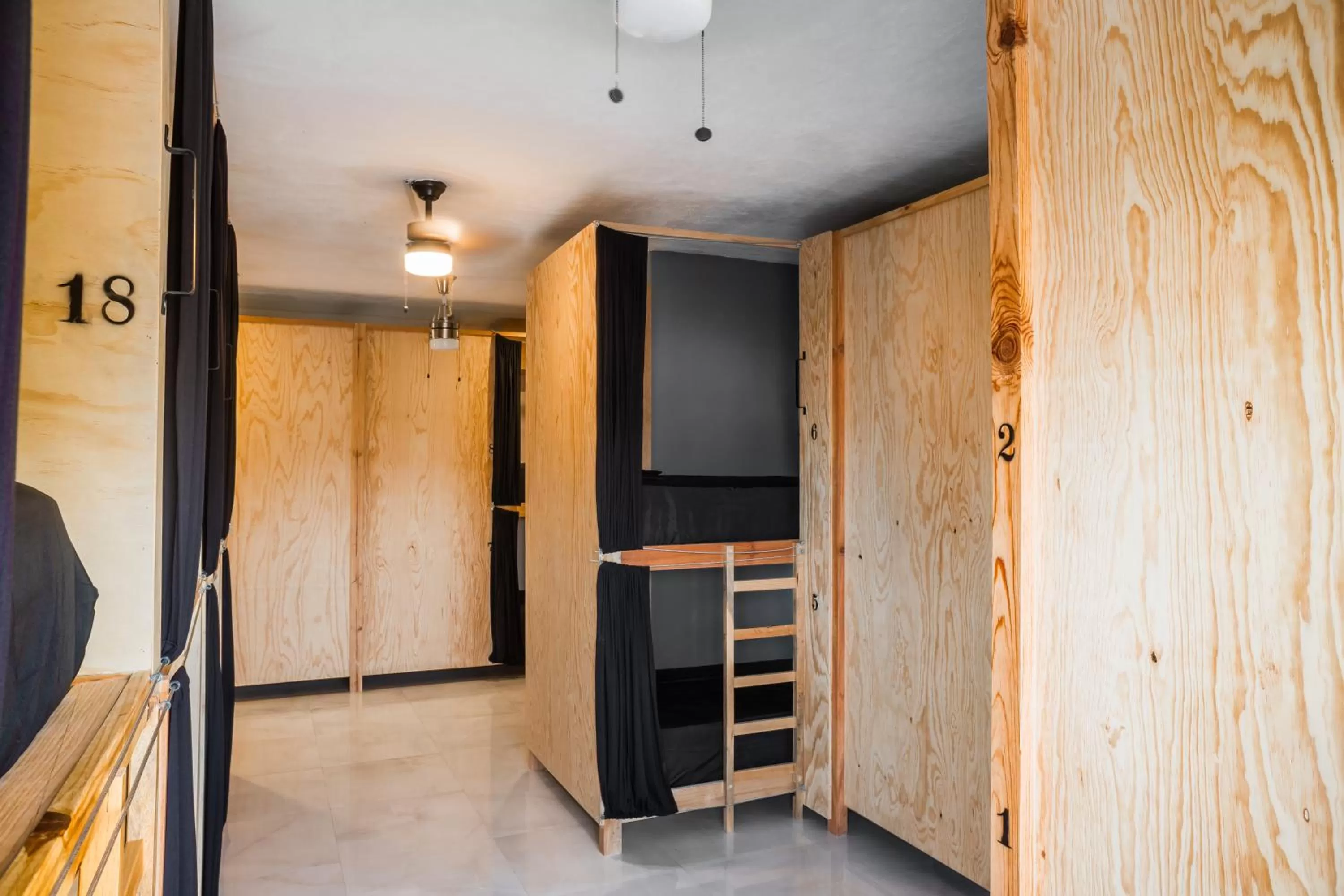 bunk bed in Maui hostel playa del carmen