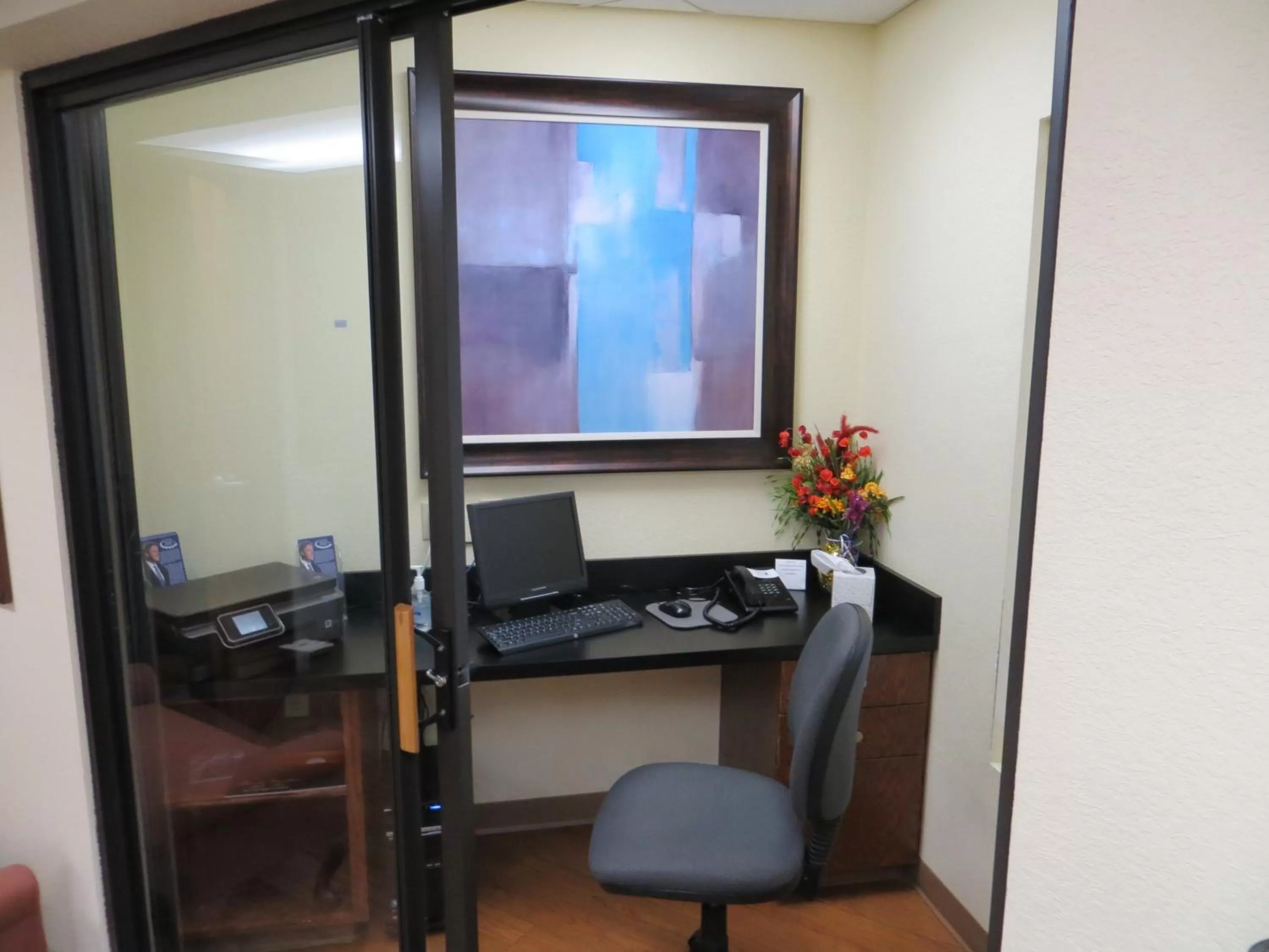 Business facilities, TV/Entertainment Center in Markham House Suites Little Rock Medical Center