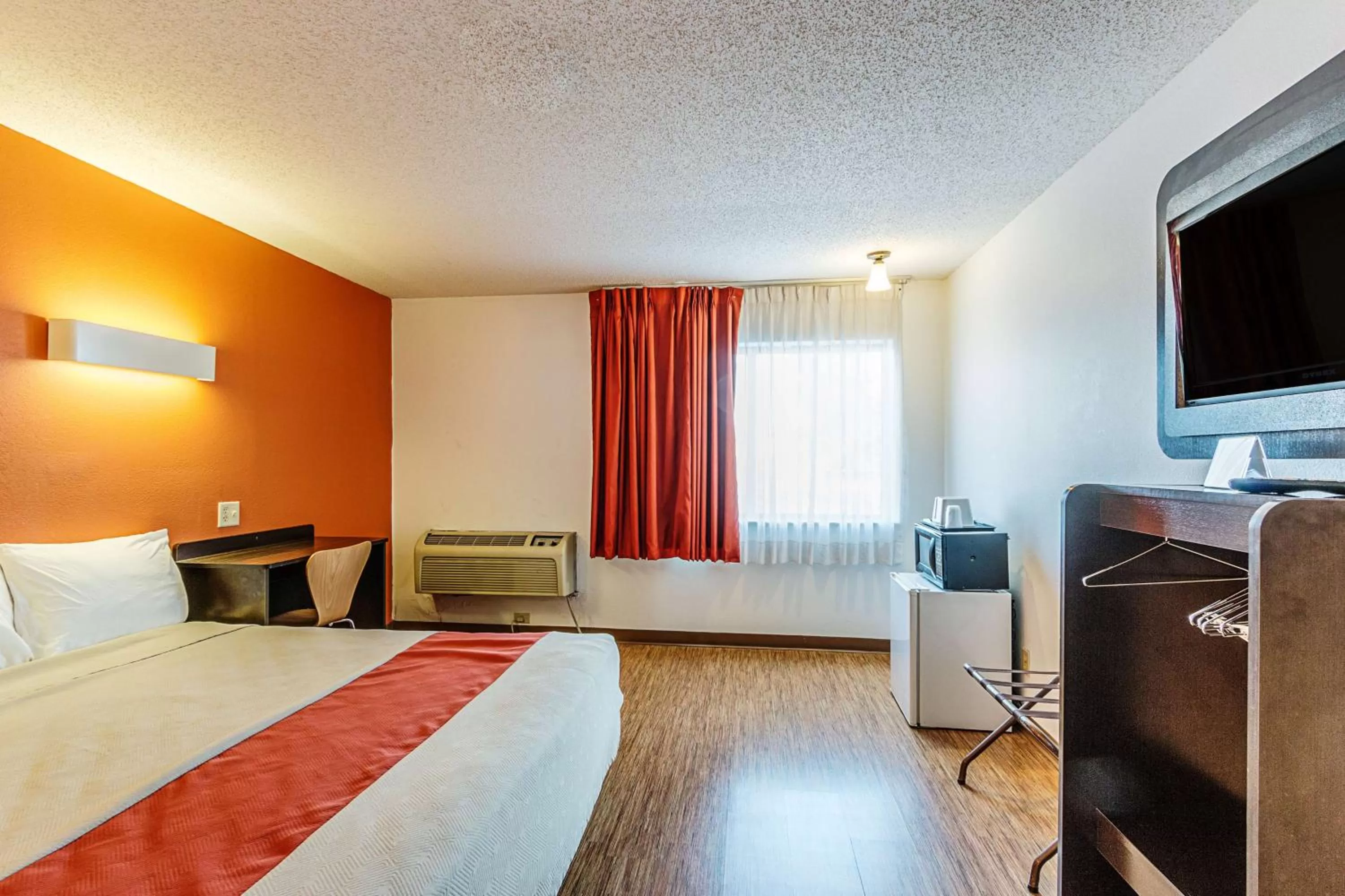 Photo of the whole room, Bed in Motel 6-Wisconsin Rapids, WI