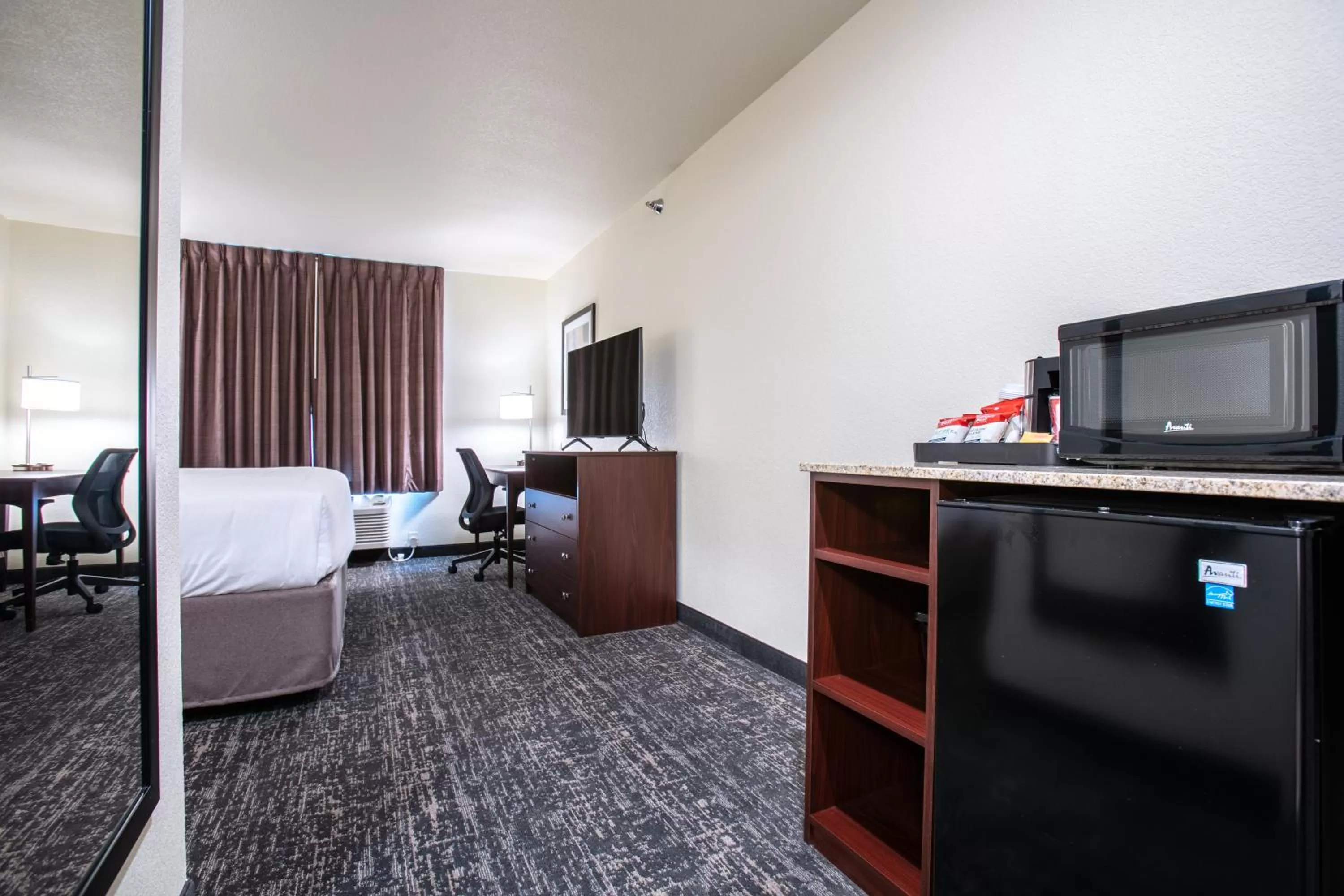 TV and multimedia in Cobblestone Inn & Suites - Pine Bluffs