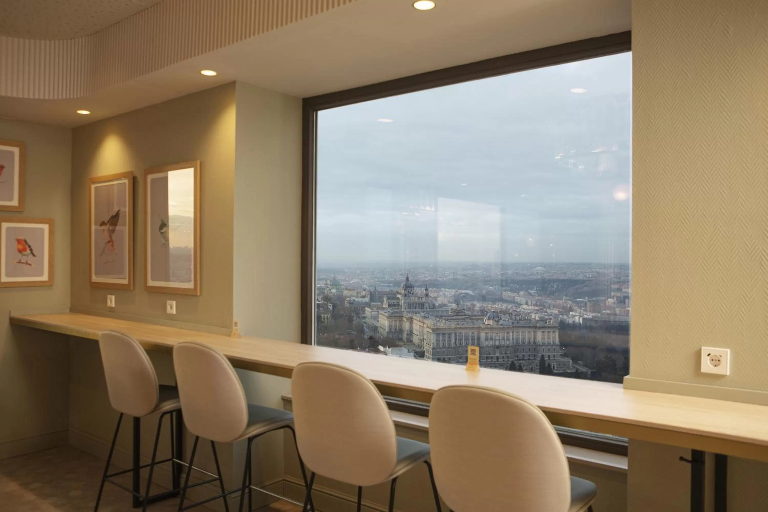 Restaurant/places to eat in Riu Plaza España