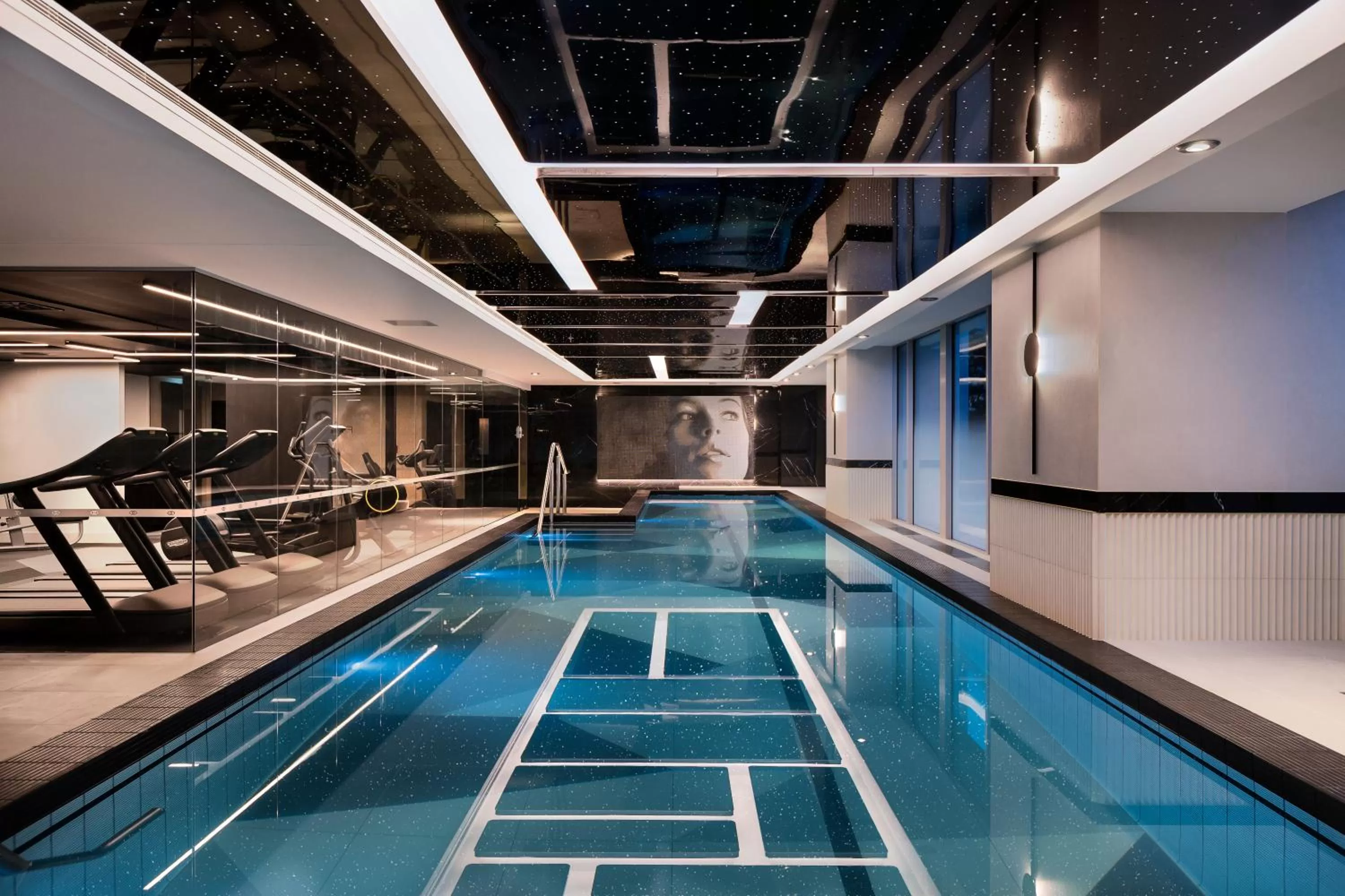 Swimming pool in Sofitel Auckland Viaduct Harbour