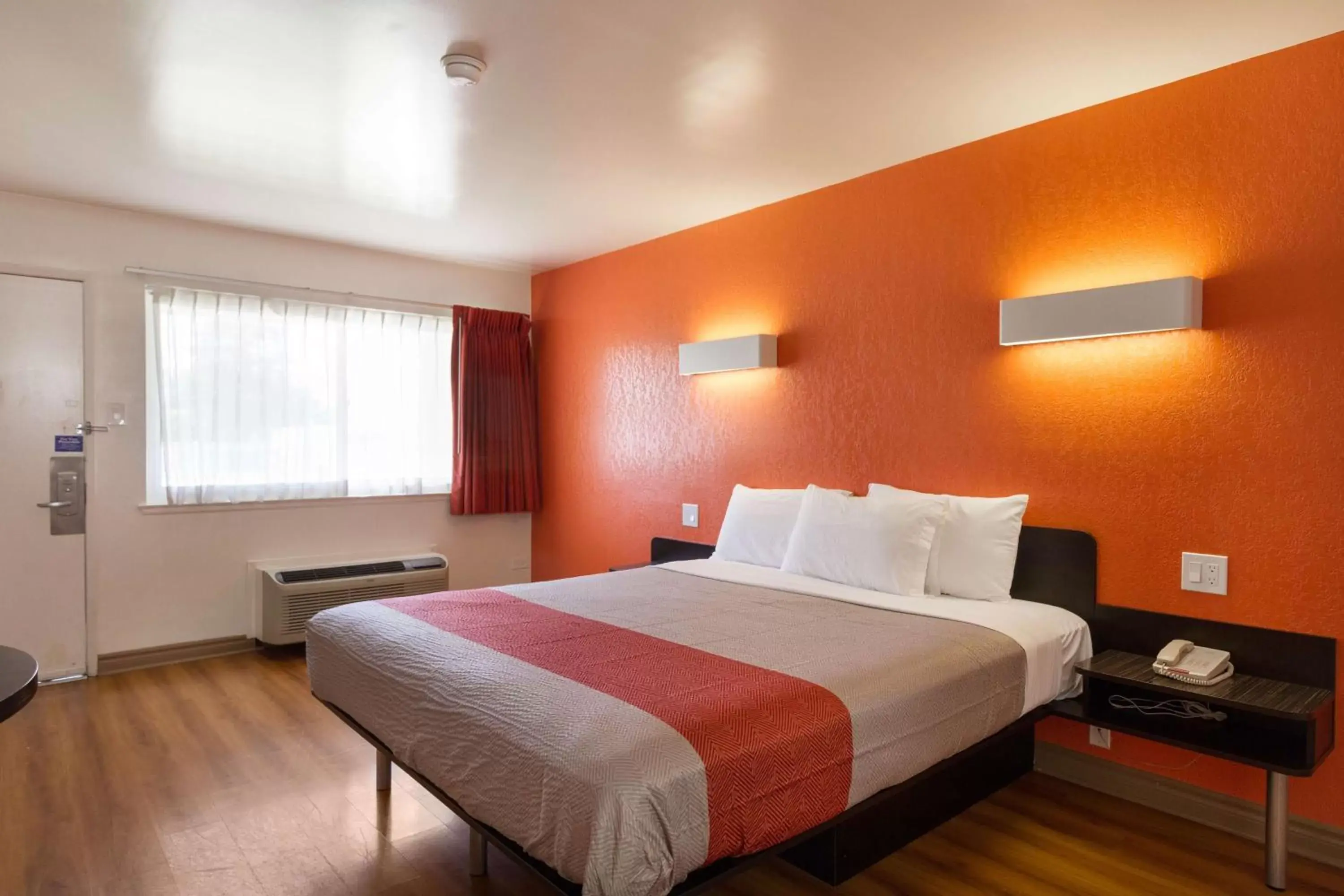 King Room - single occupancy - Non-Smoking in Motel 6-Claremont, CA King Room - single occupancy - Non-Smoking in Motel 6-Claremont, CA