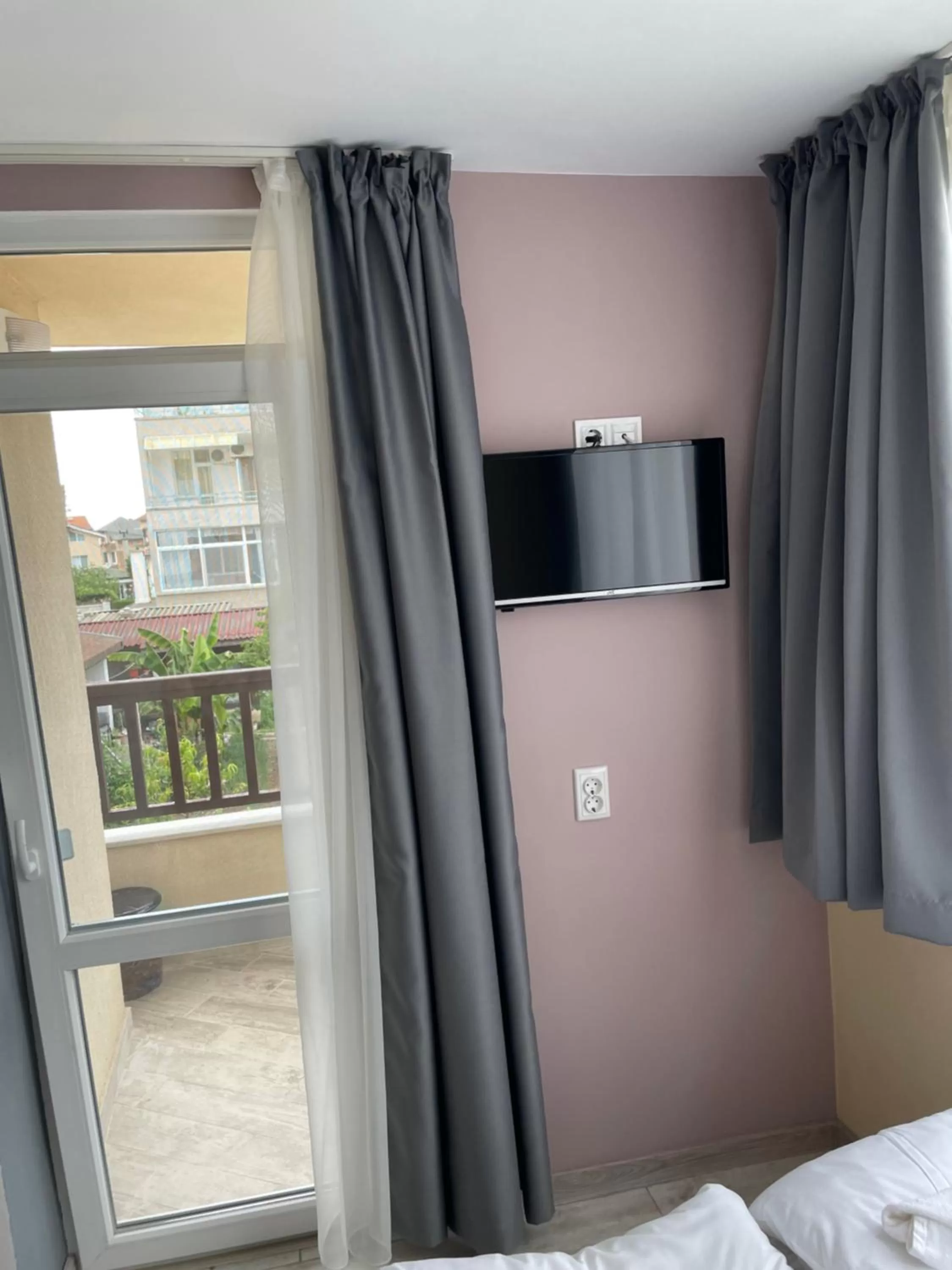 TV/Entertainment Center in Family Hotel Malibu