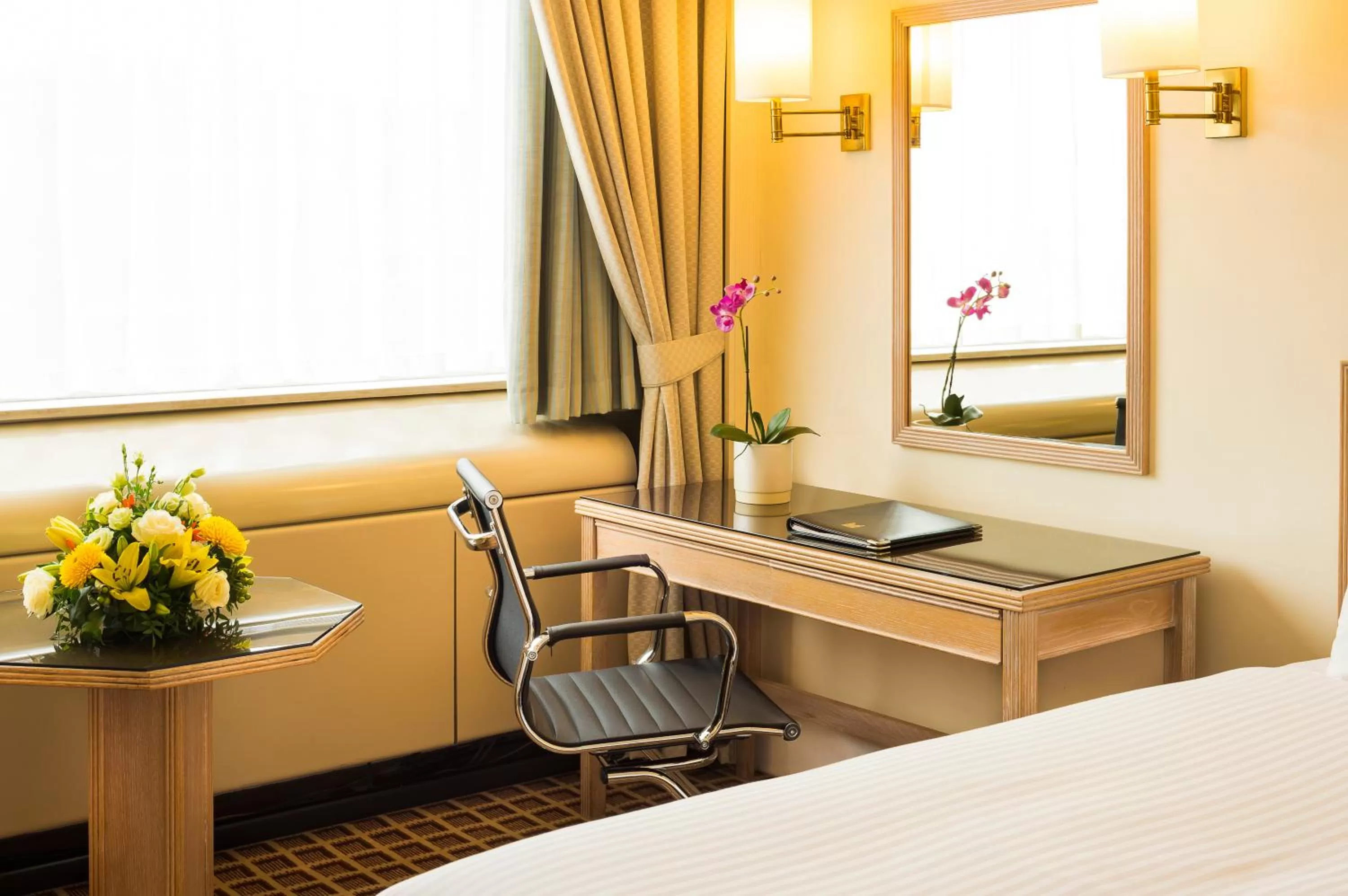 Bedroom, Bed in Copthorne Tara Hotel London Kensington