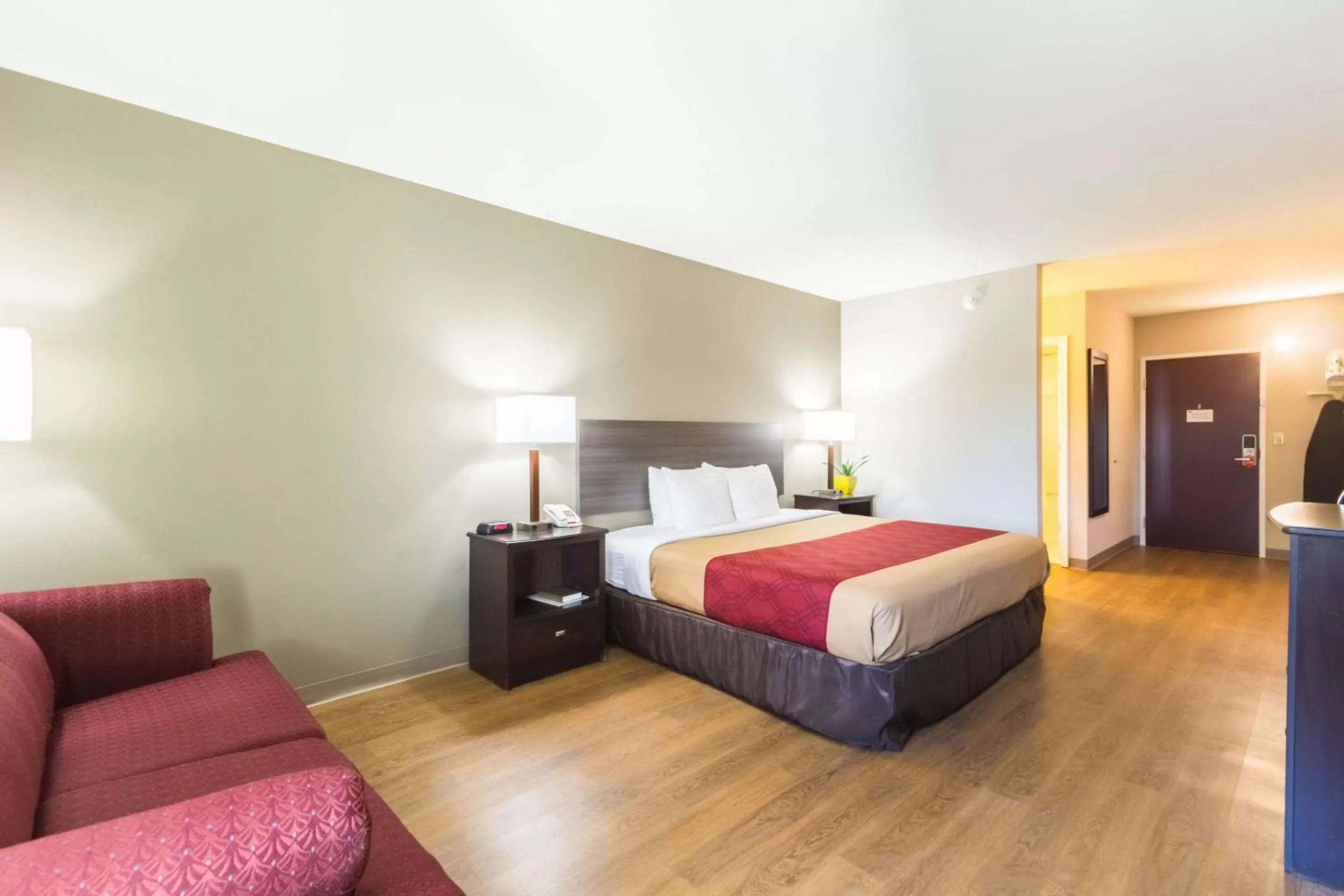 Photo of the whole room, Bed in Econo Lodge Harrisburg - Southwest of Hershey Area