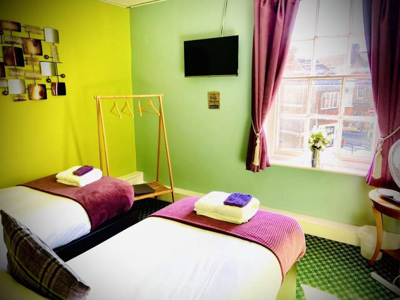 Large Twin Room in The Fleur De Lis