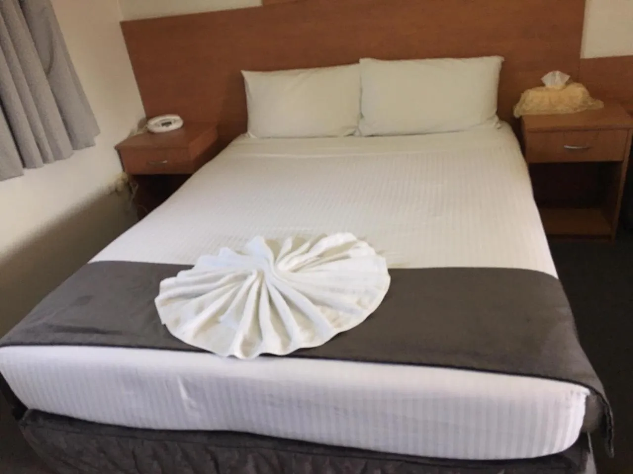 Bed in Bridge View Motel