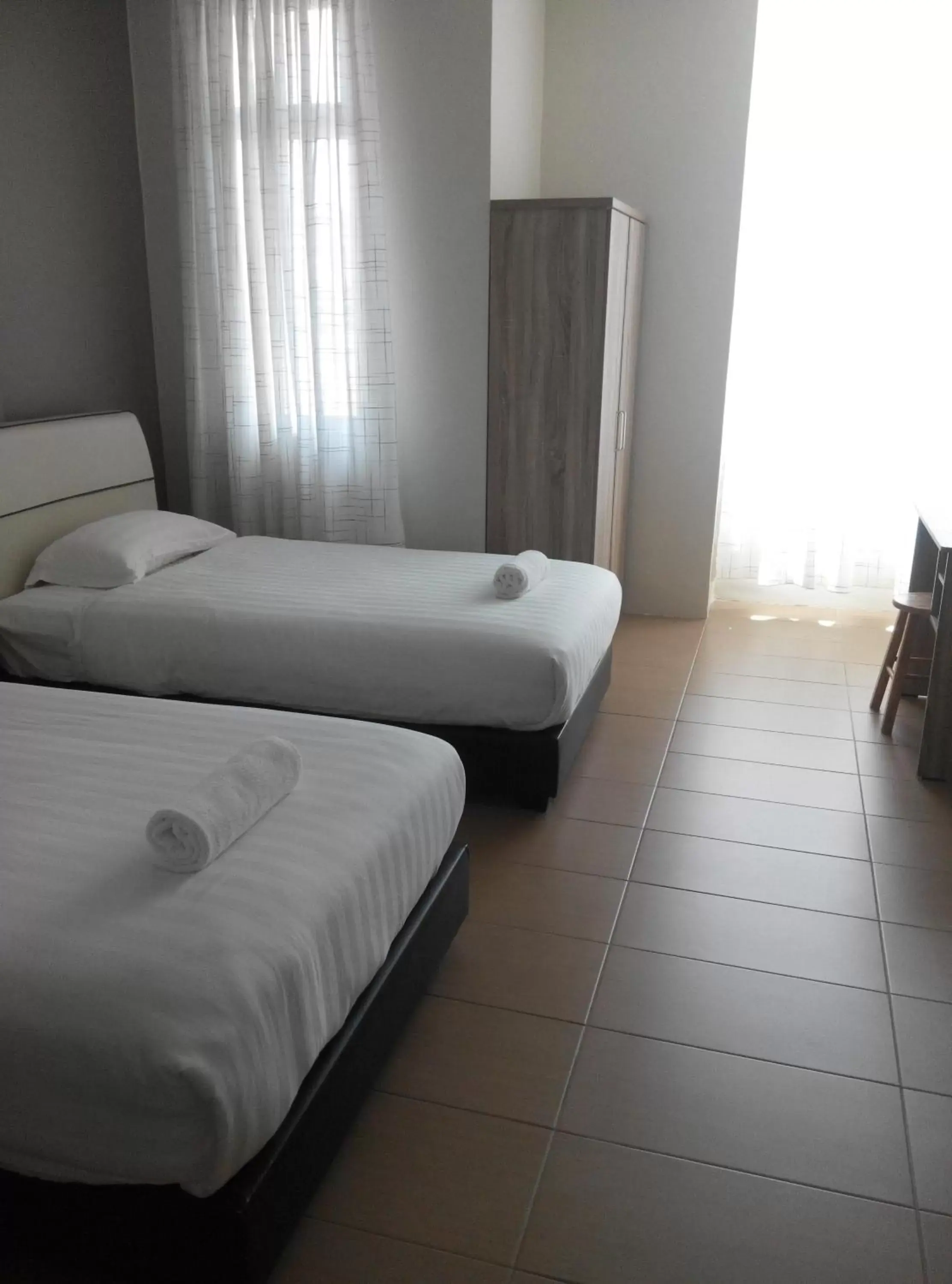 Queen Room with Single Bed in Welcome Inn GM Queen Room with Single Bed in Welcome Inn GM