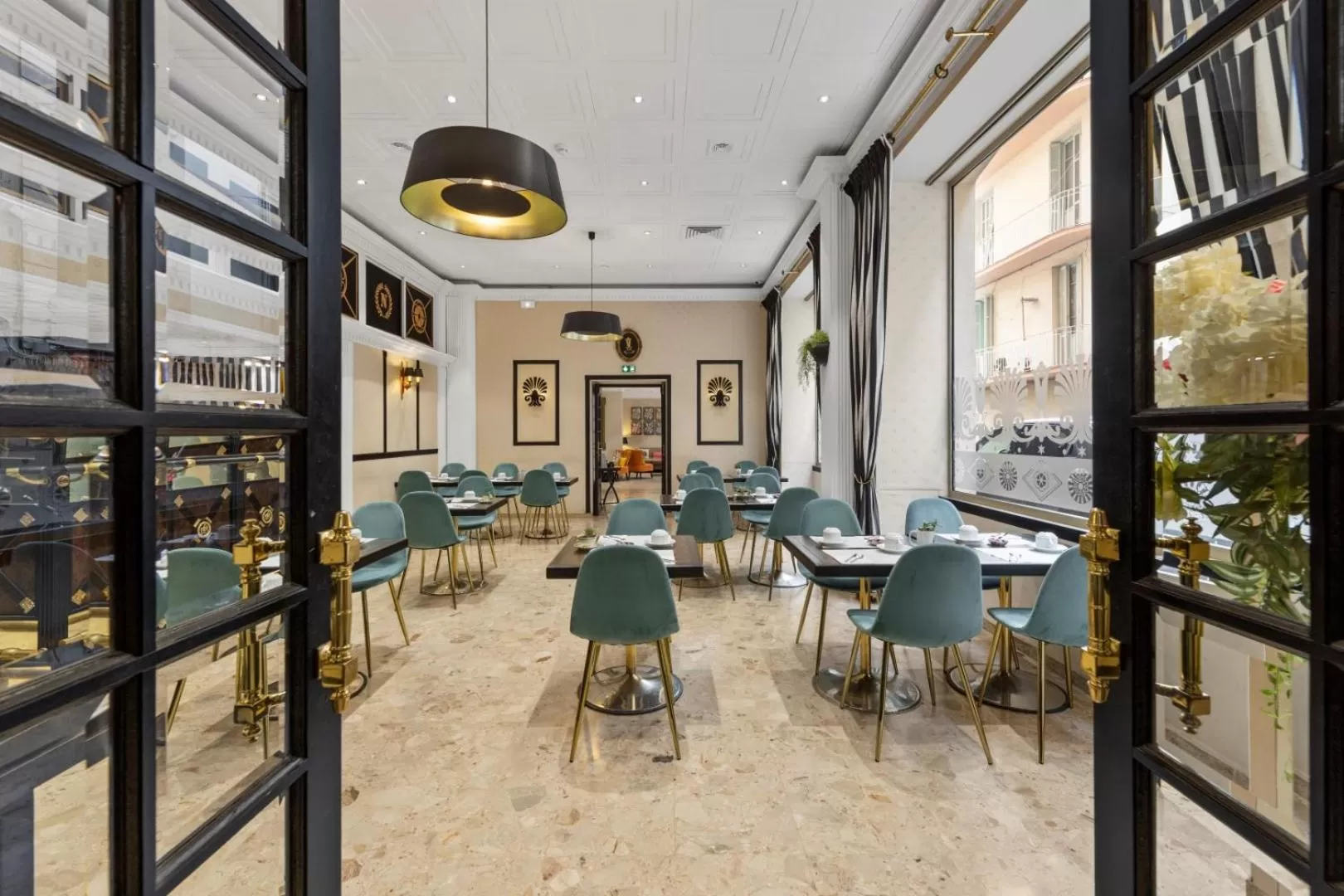 Lounge or bar in Napoleon