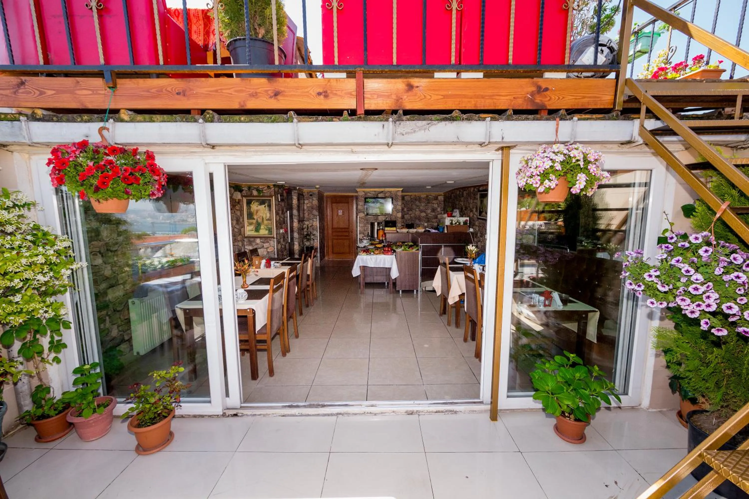 Restaurant/places to eat in Meddusa Hotel