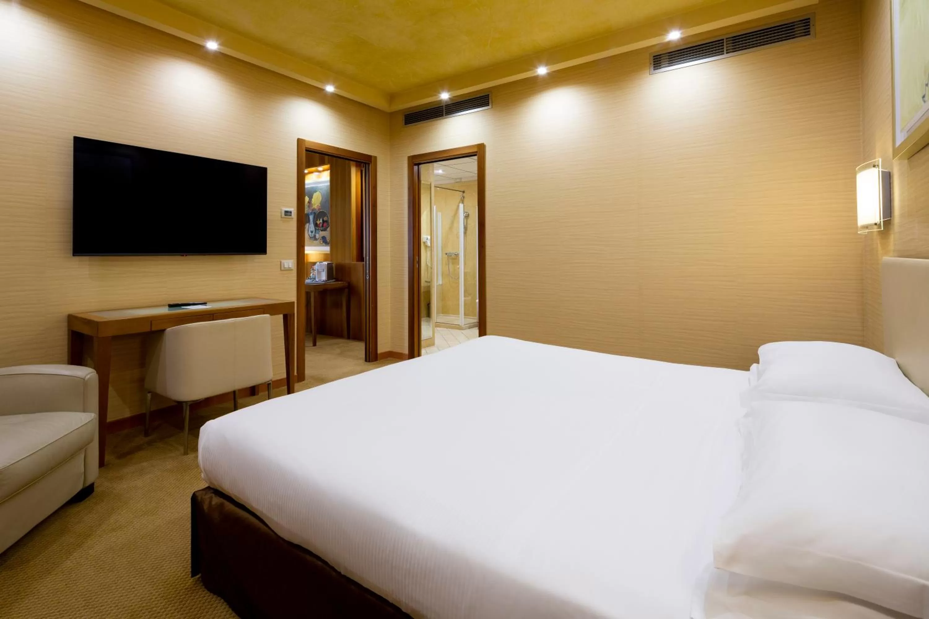 Bed in Crowne Plaza Padova by IHG