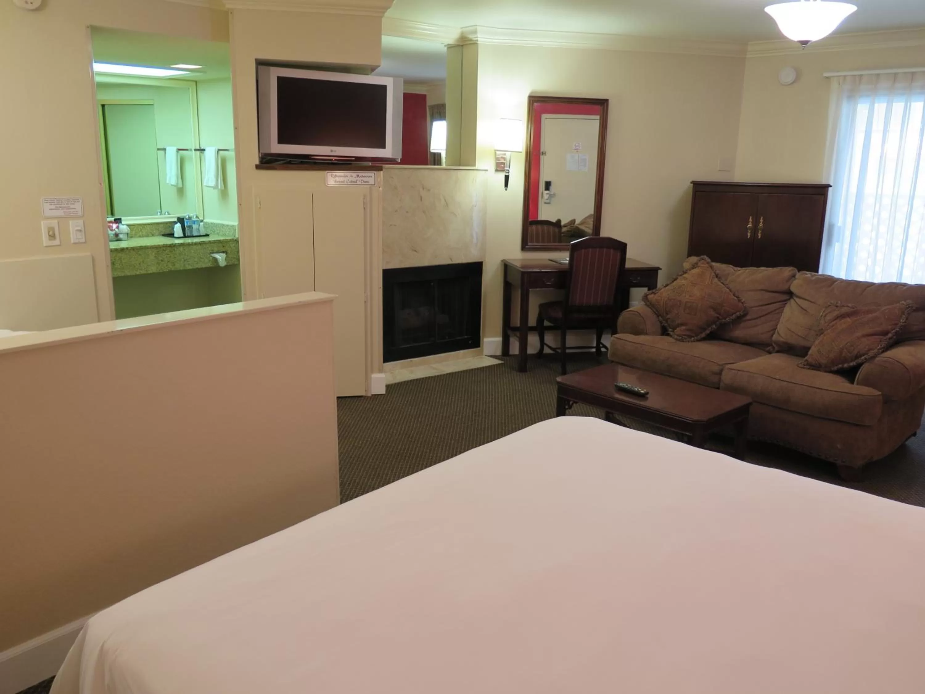 King Suite with Spa Bath in Red Roof Inn Yuba City Bonanza - Marysville