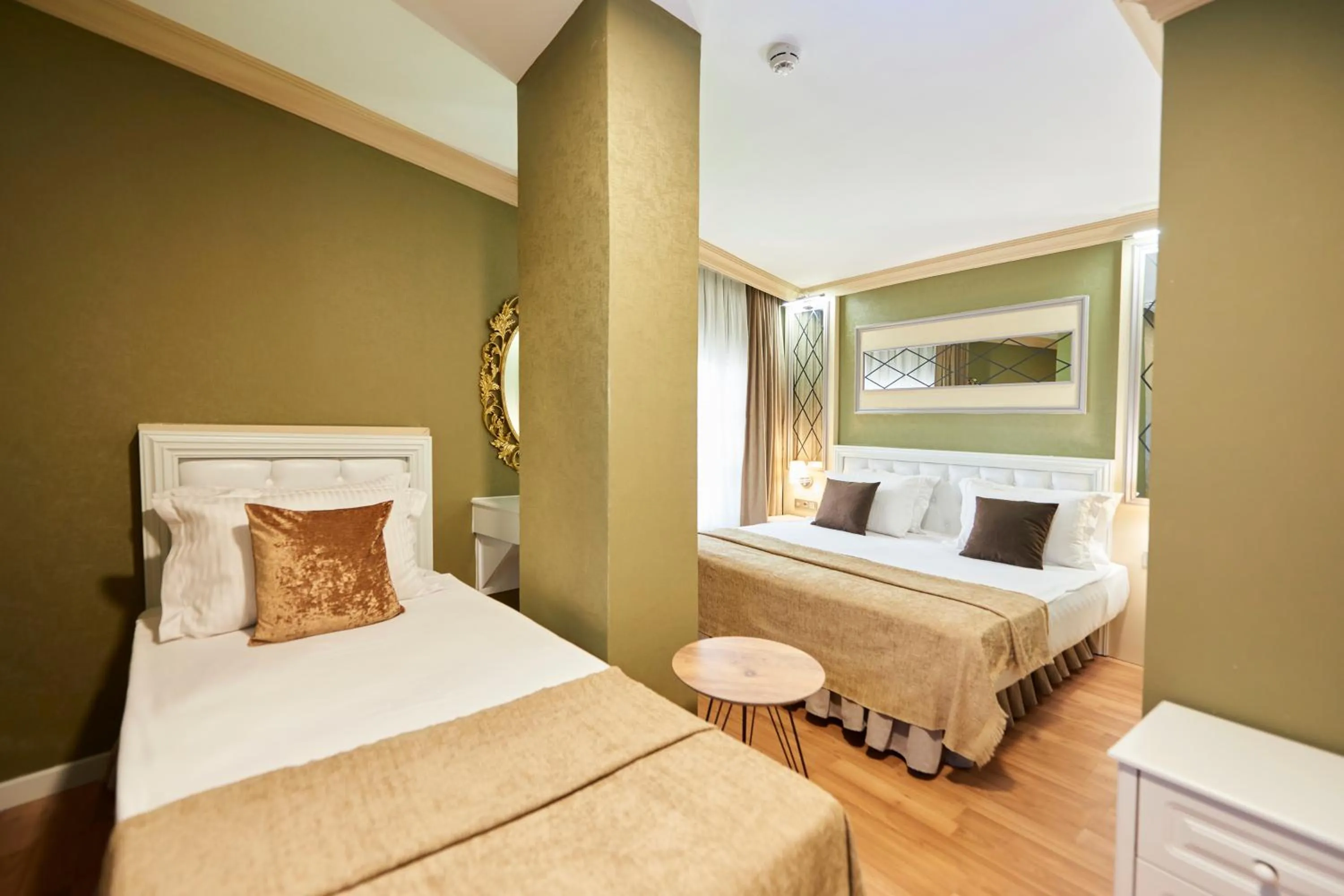 Photo of the whole room, Bed in Sunlight Hotel