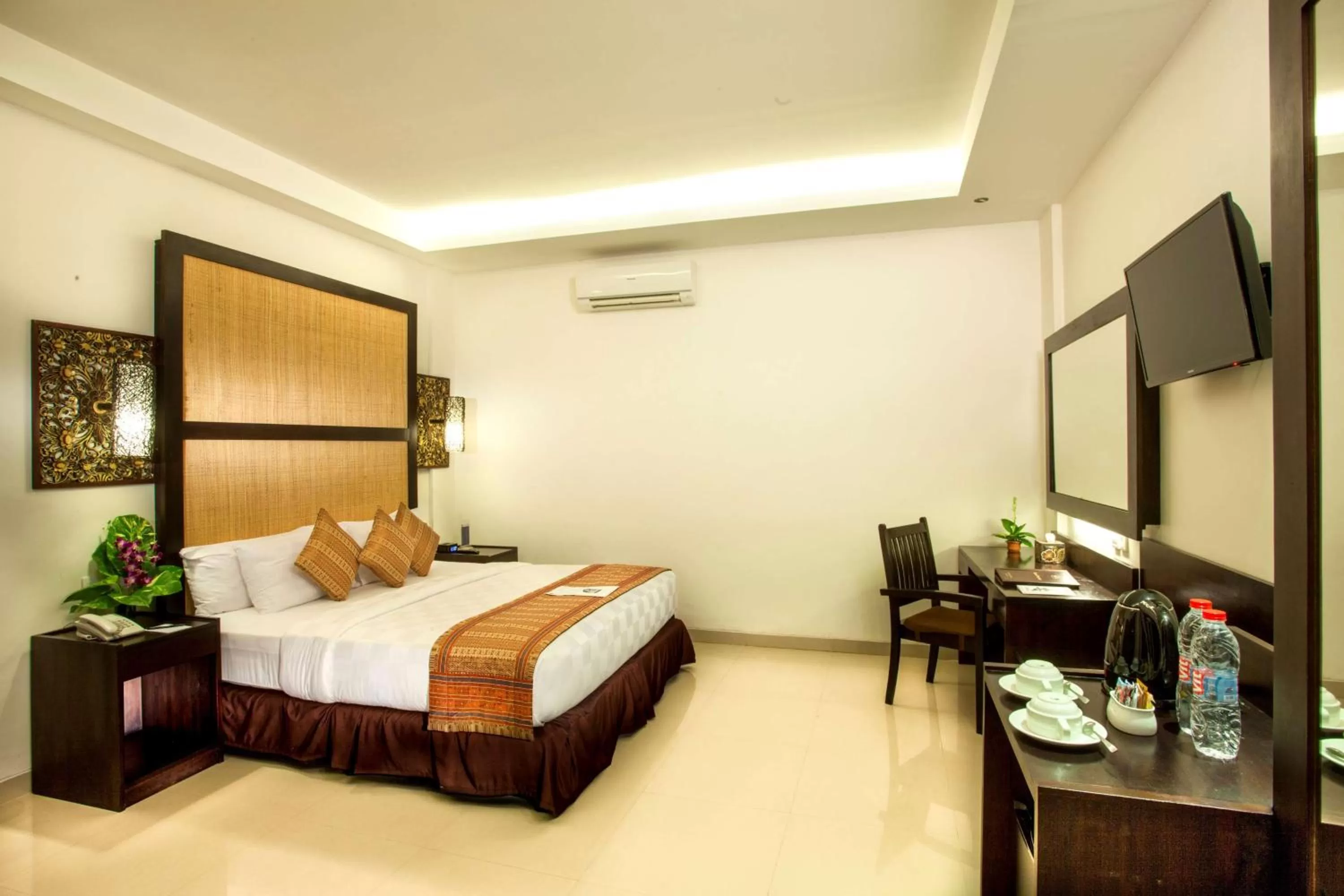 Photo of the whole room, Bed in Best Western Kuta Villa