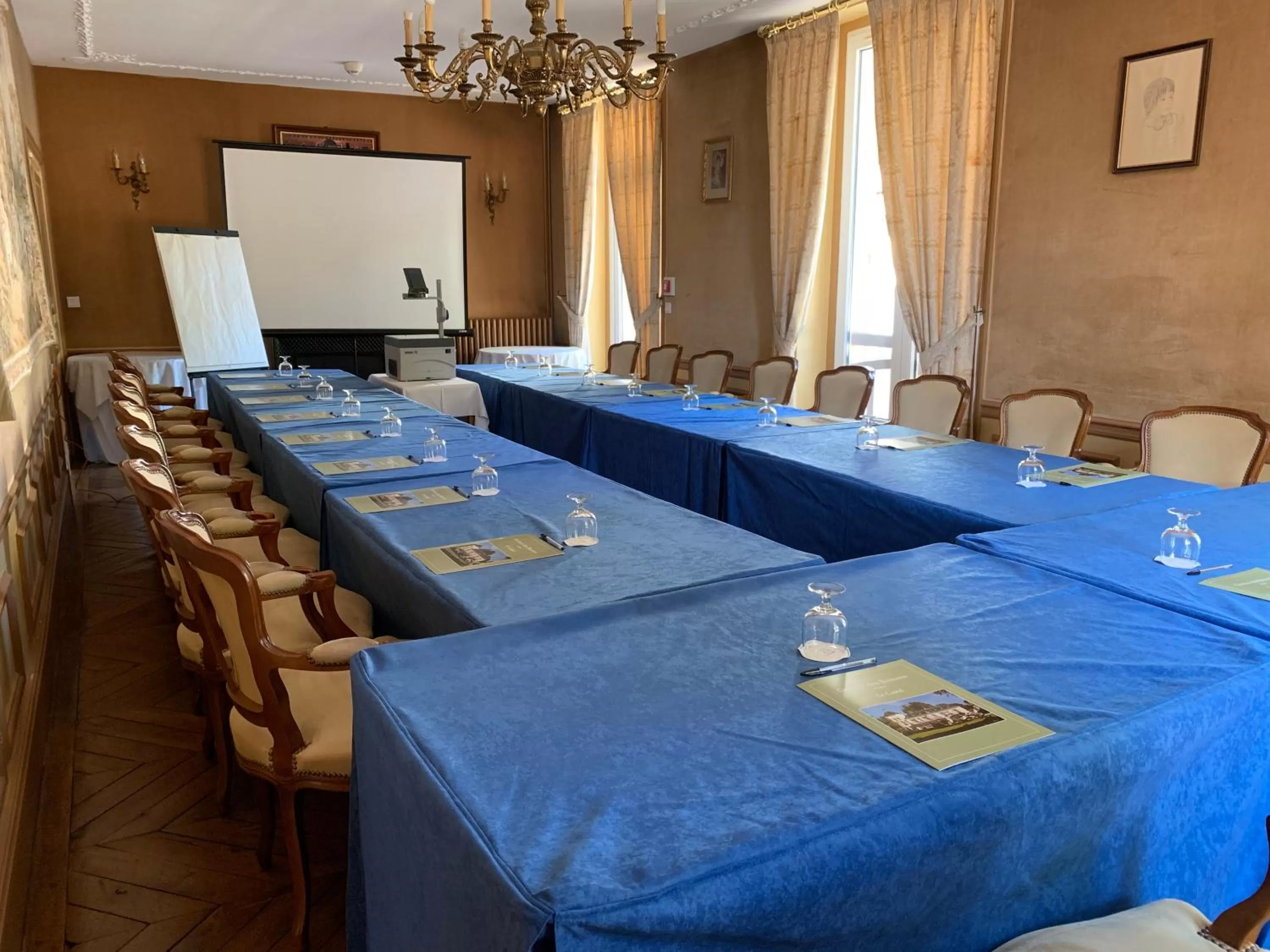 Meeting/conference room in Château Des Bondons EI