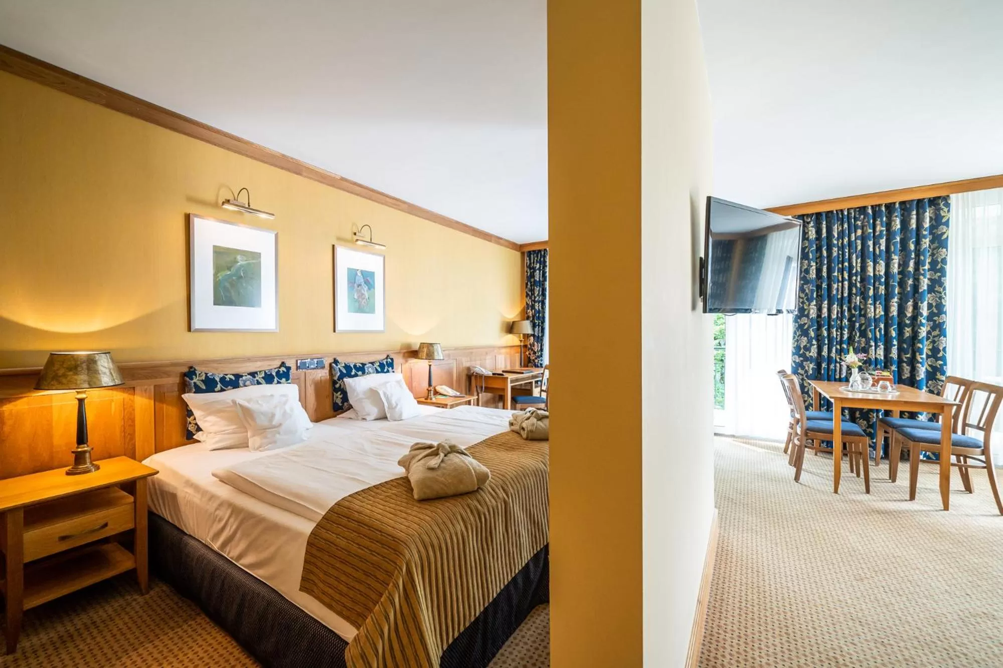 Bed in Waldhotel Tannenhäuschen