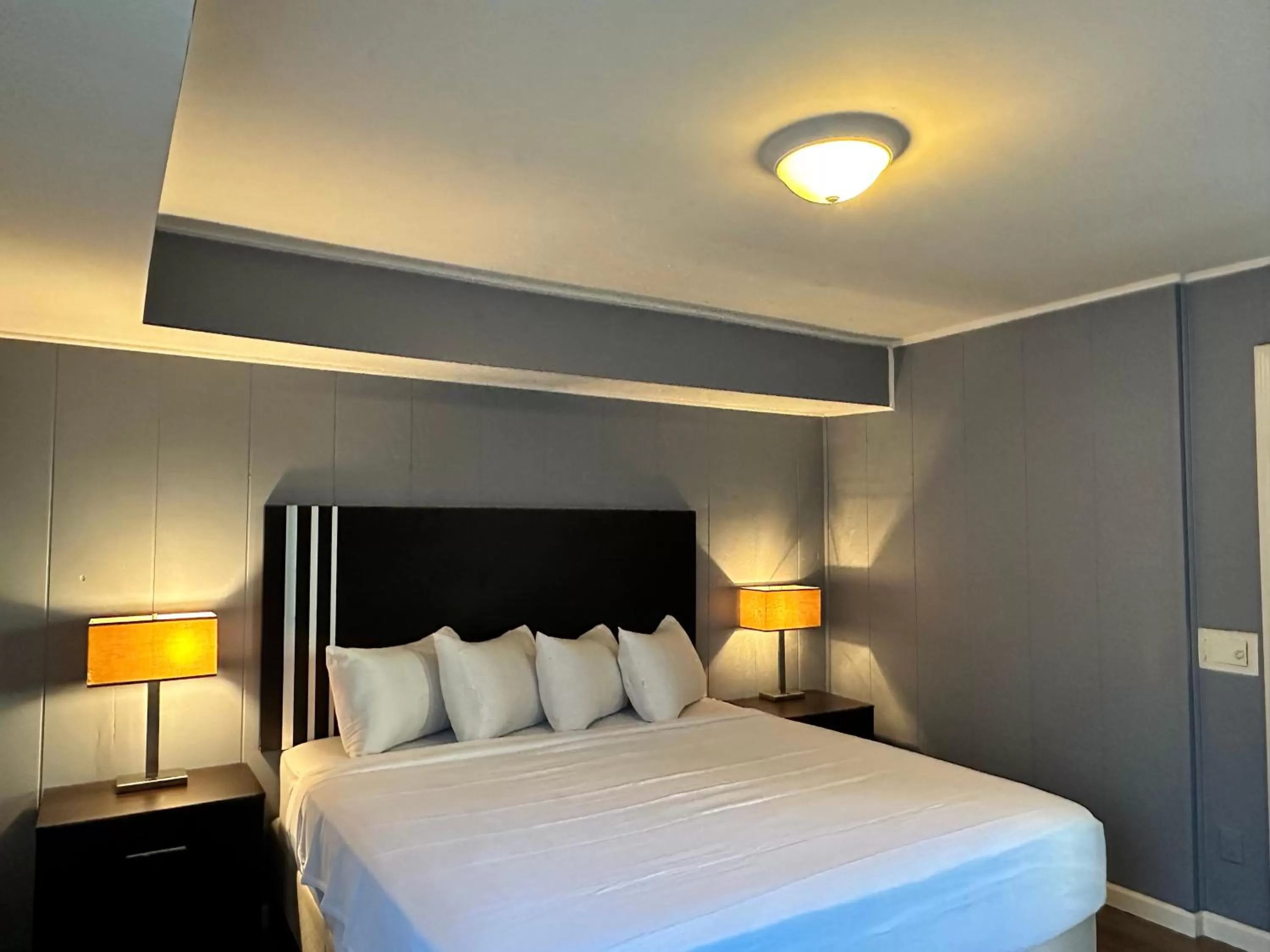 Bed in Community Court Motel