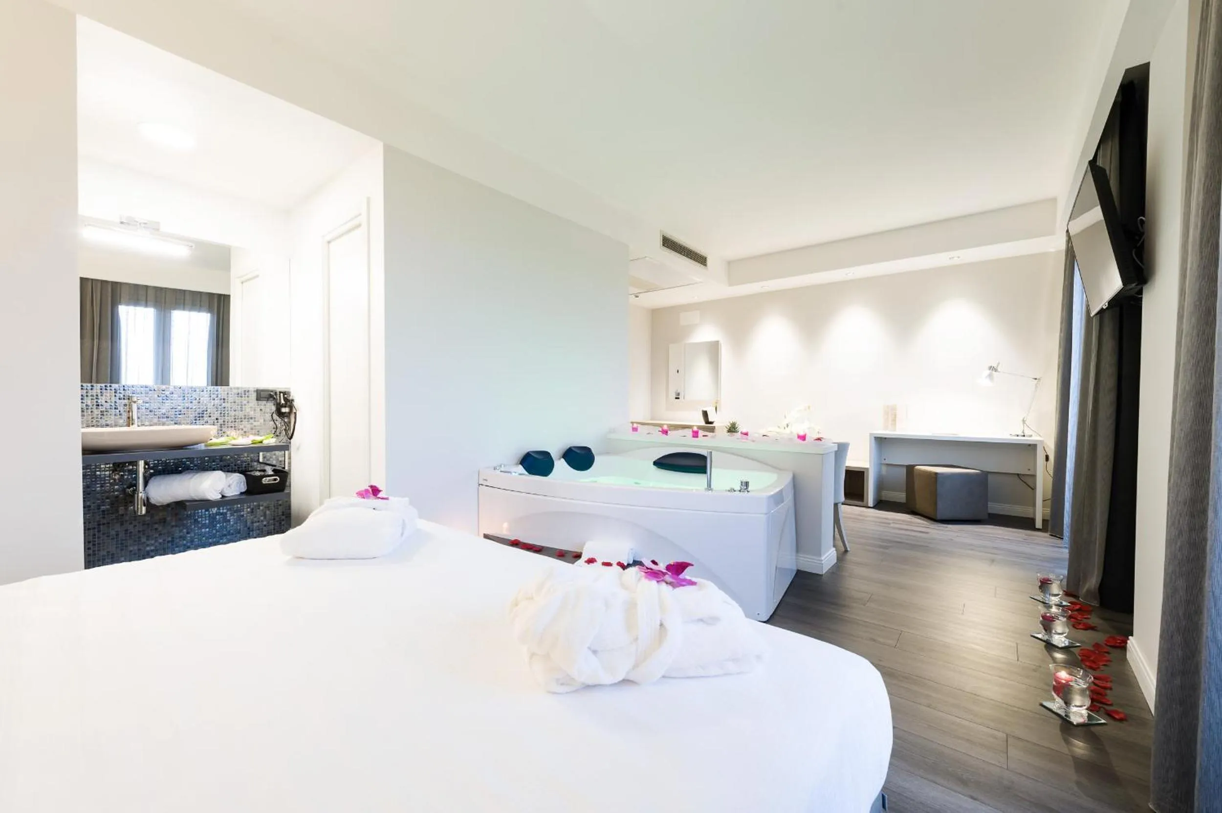 Photo of the whole room, Bed in Hotel Garden Experience