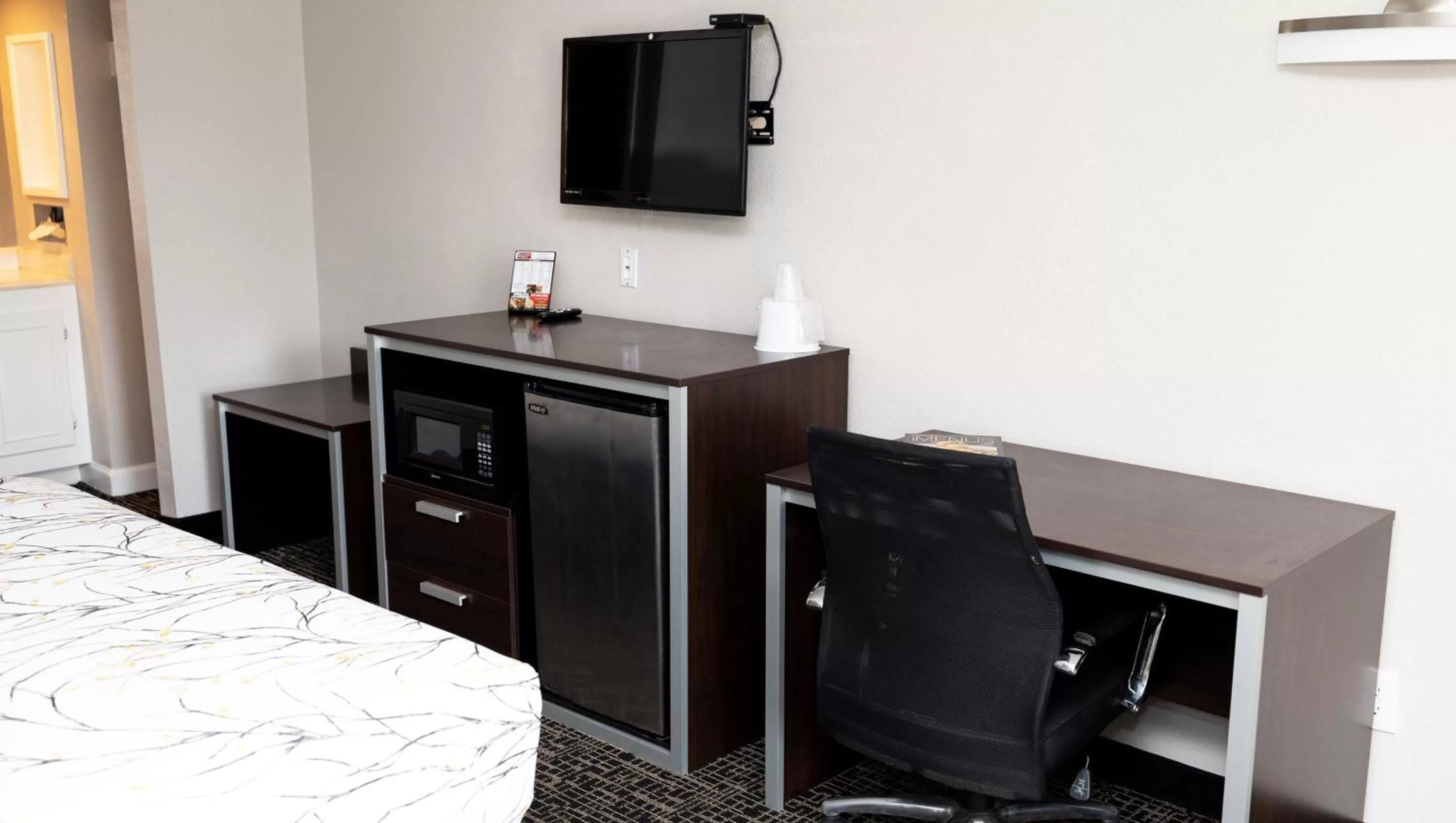 Bedroom in Magnuson Hotel Virginia Beach