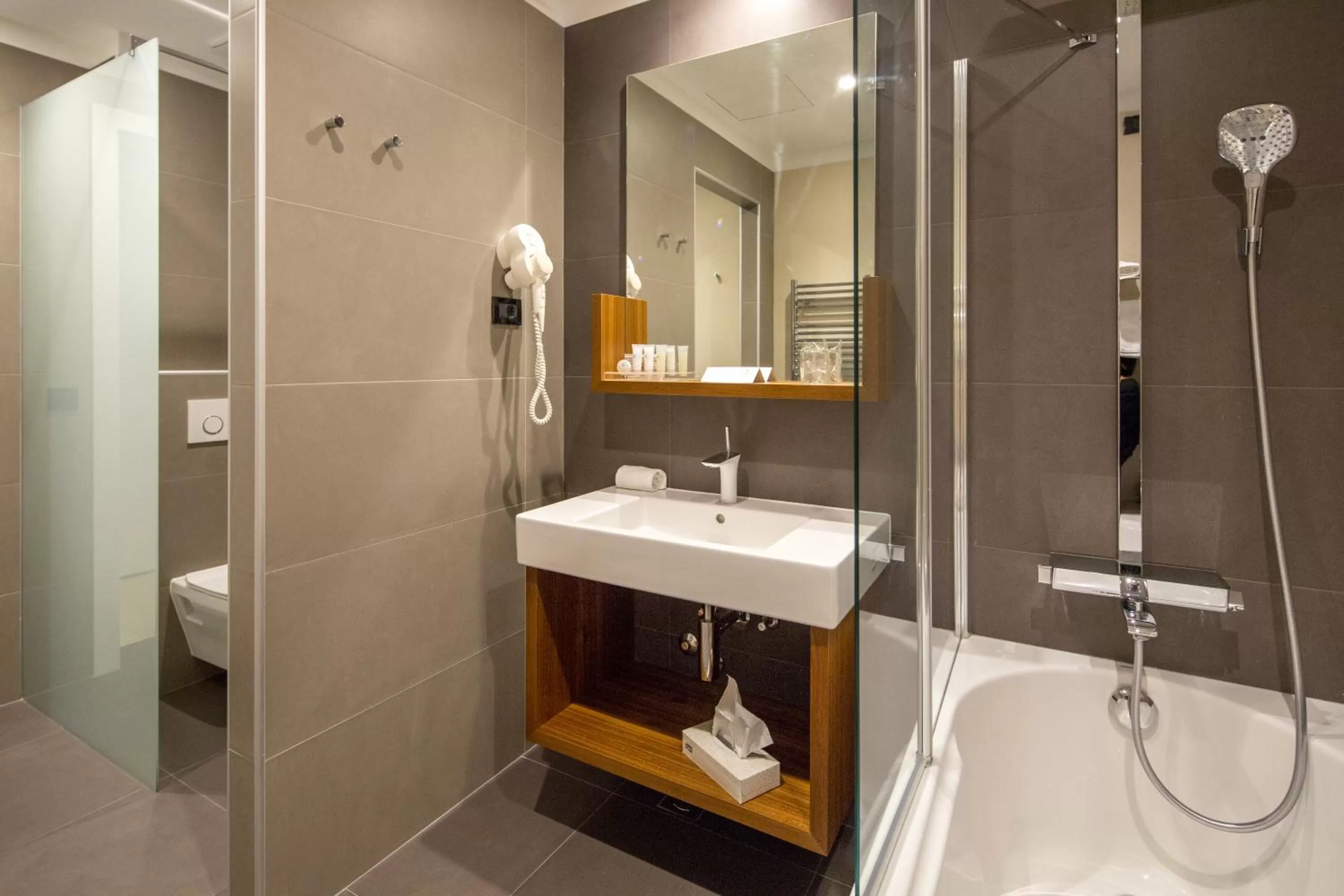 Bathroom in Cornaro Hotel