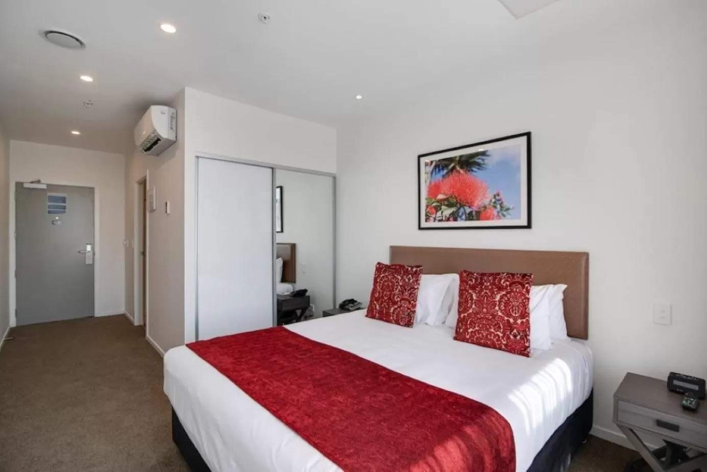 Photo of the whole room, Bed in Ramada Suites by Wyndham Auckland Manukau Pacfic Centre