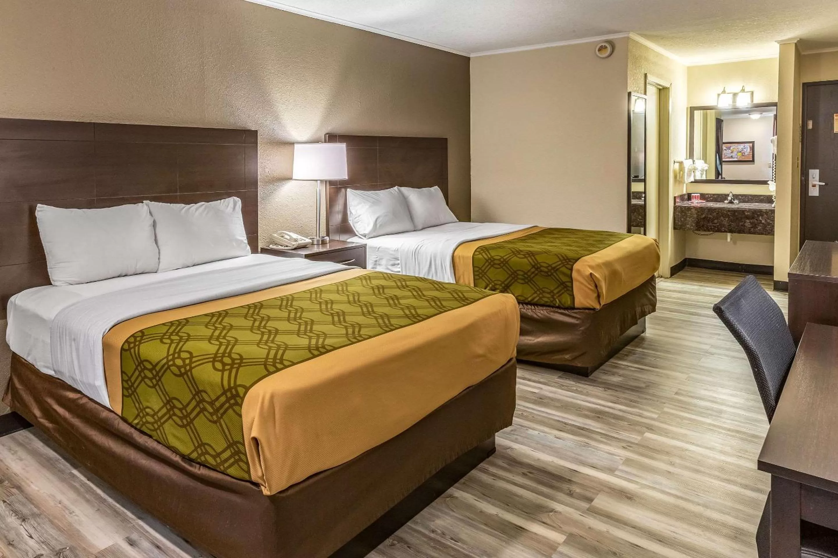 Photo of the whole room, Bed in Econo Lodge Inn & Suites Newton