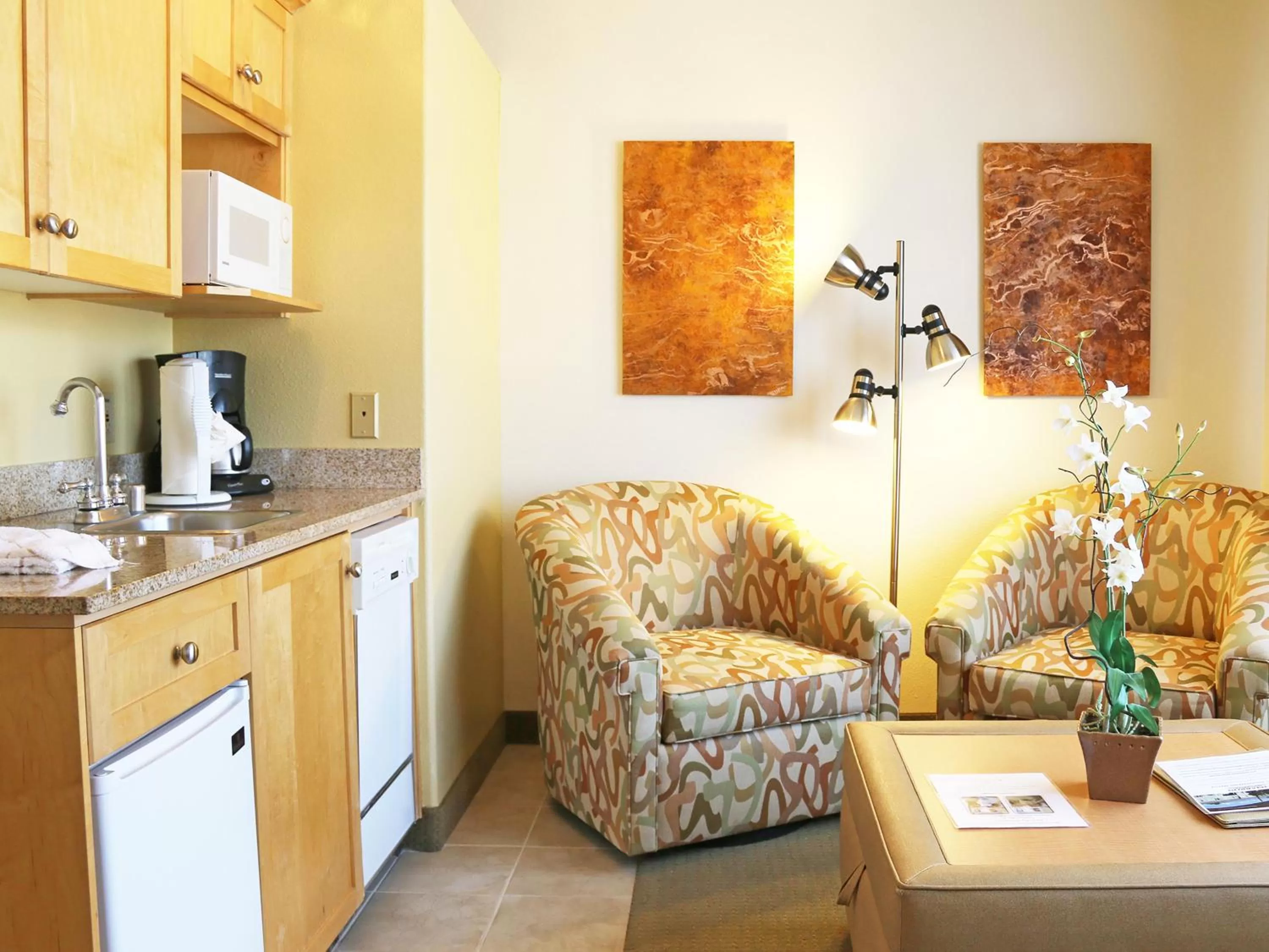 Kitchen or kitchenette in Raintree's Cimarron Golf Resort Palm Springs