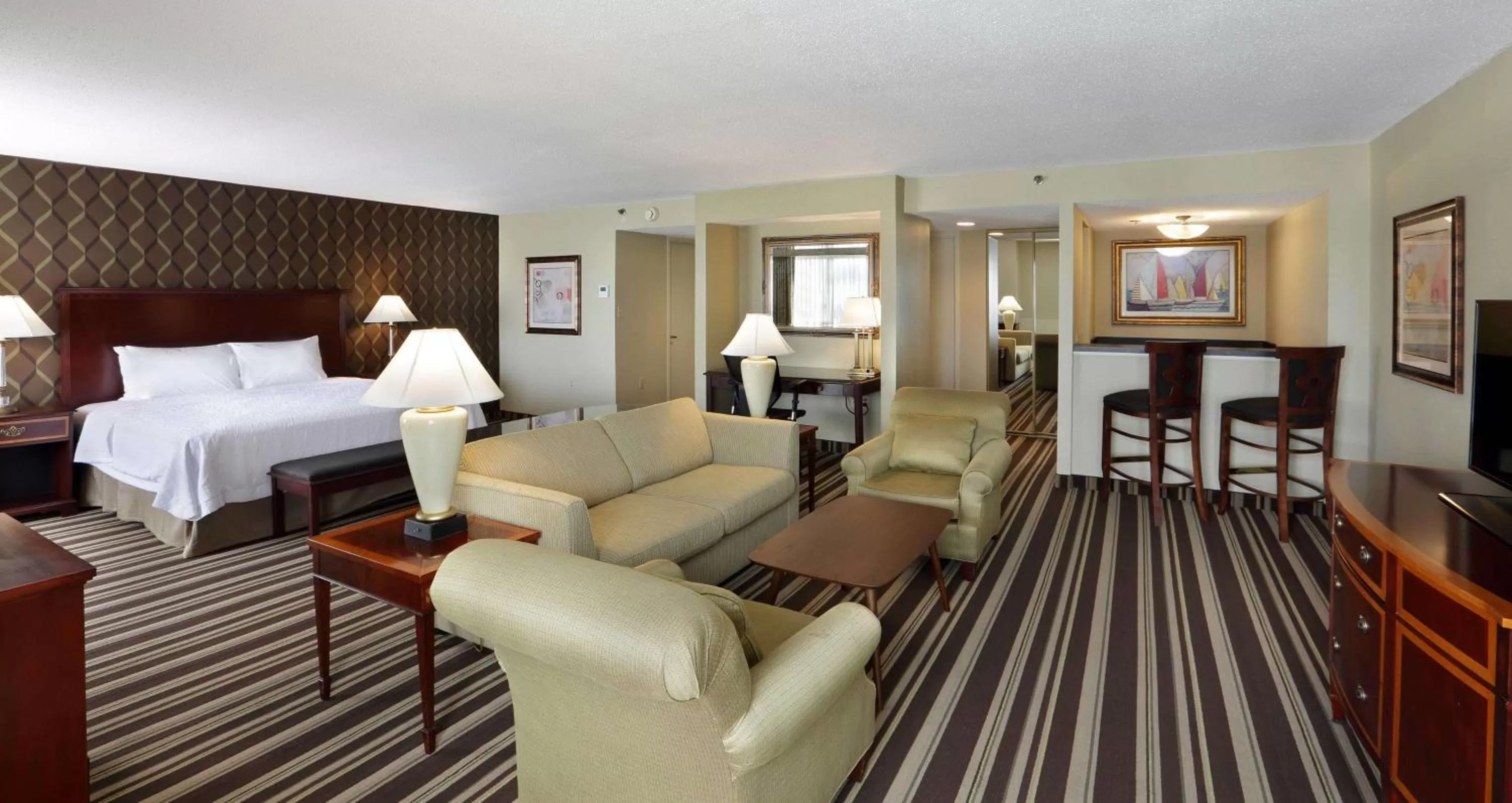 Living room, Bed in Hampton Inn Boston-Natick