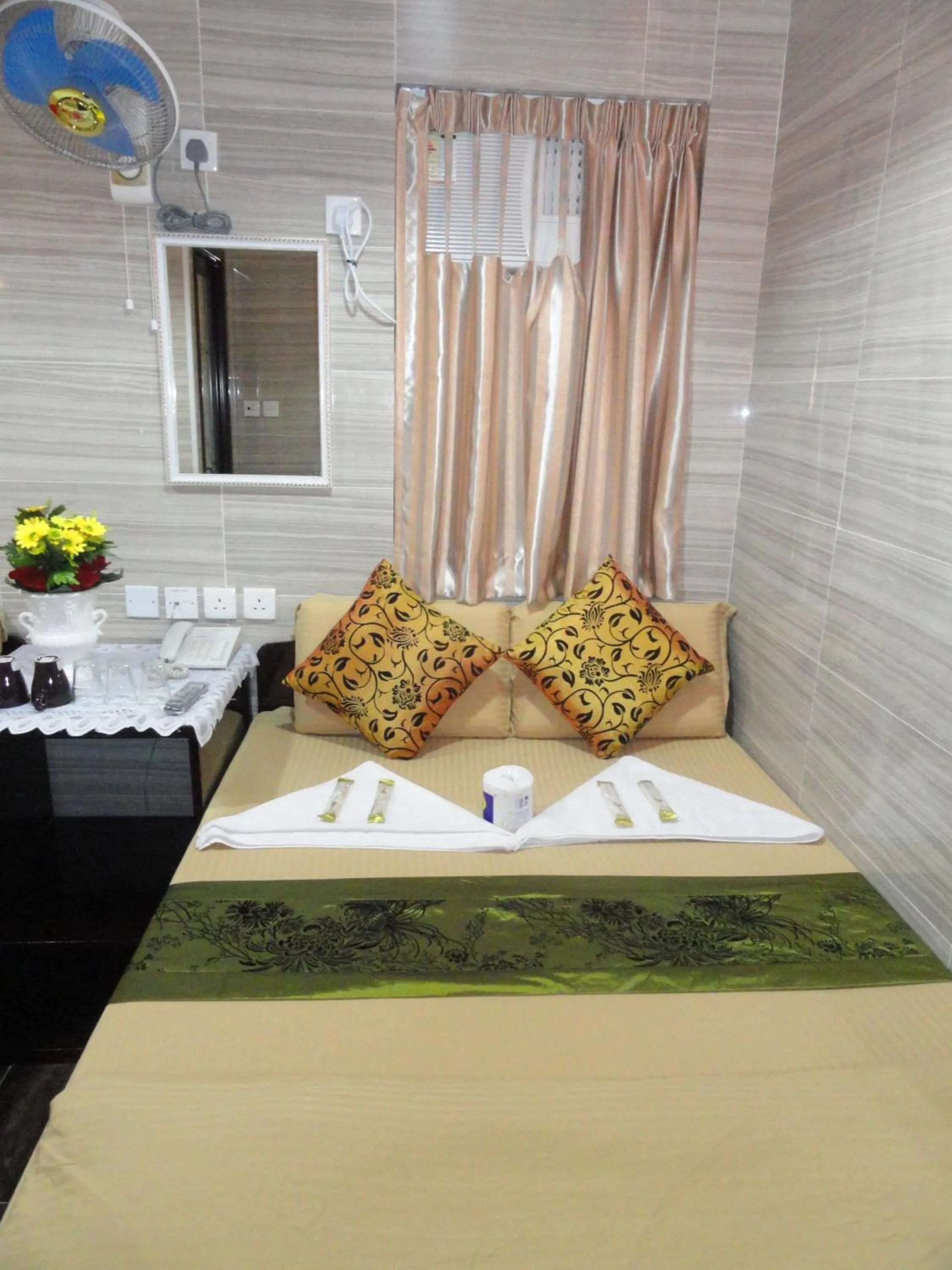 Bed in Paris Guest House DHILLON HOTEL HK LTD 24 HOUR RECEPTION BLOCK D E 10F