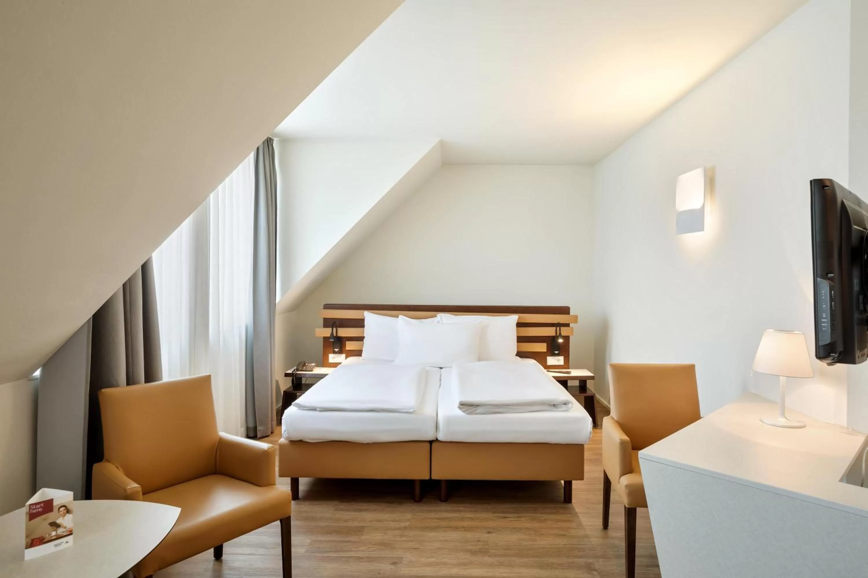 Bed in Austria Trend Hotel beim Theresianum Wien