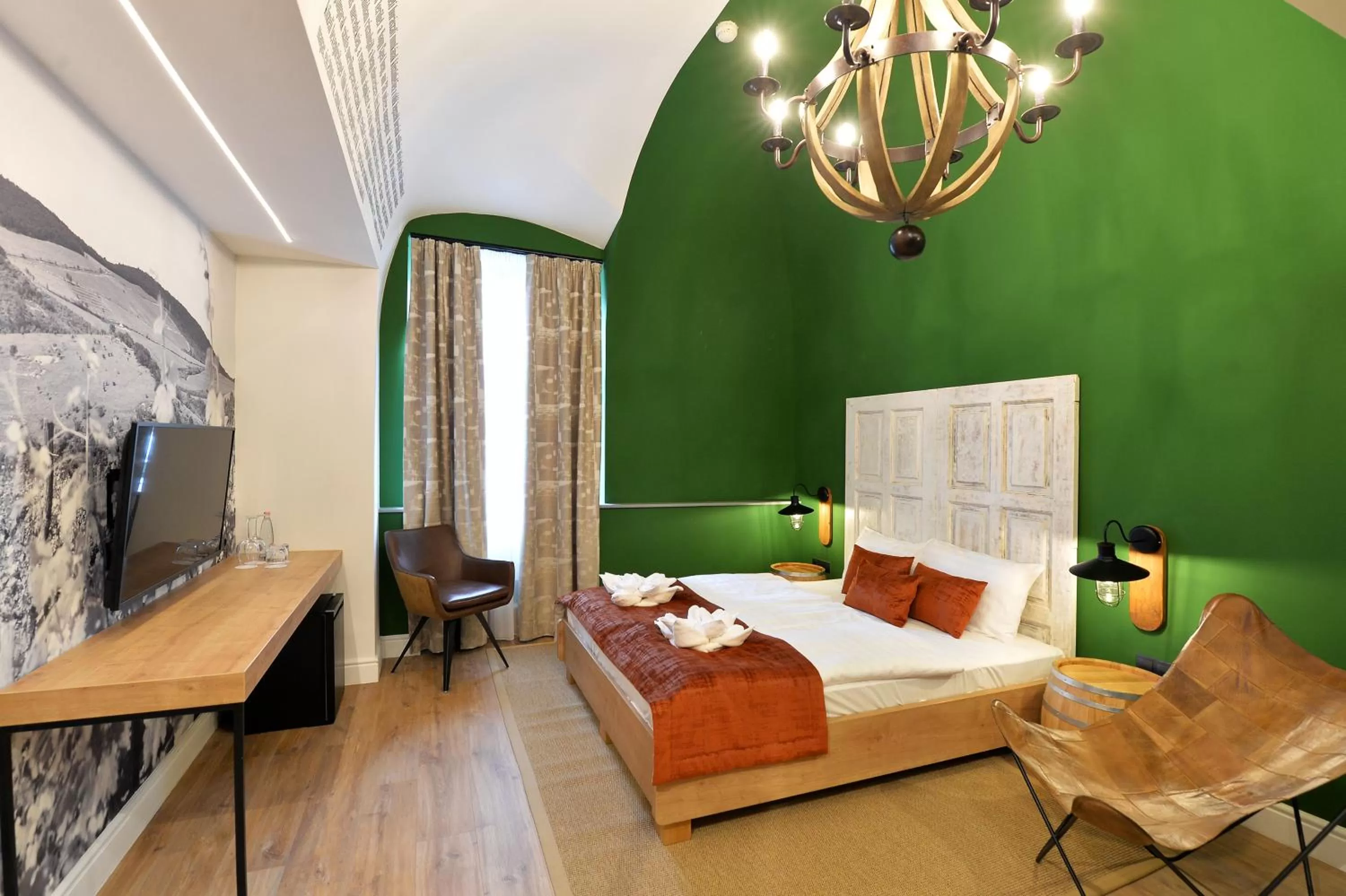 Photo of the whole room, Bed in 1552 Boutique Hotel