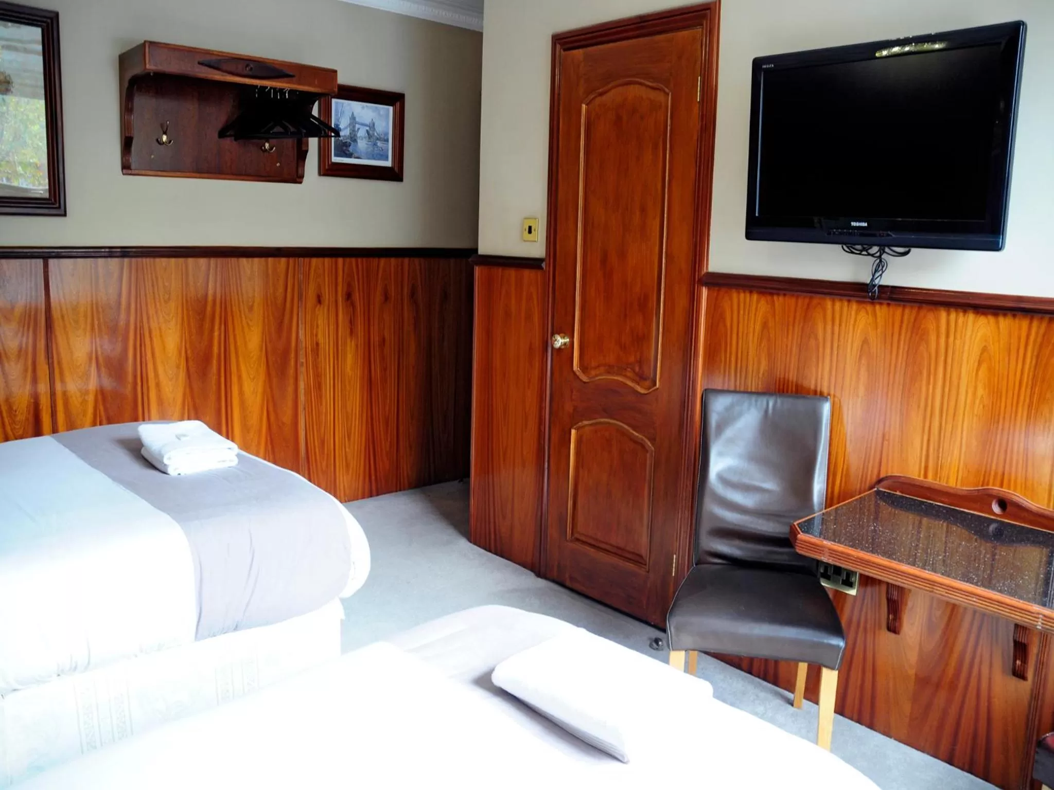 Photo of the whole room, Bed in Cricklewood Lodge Hotel