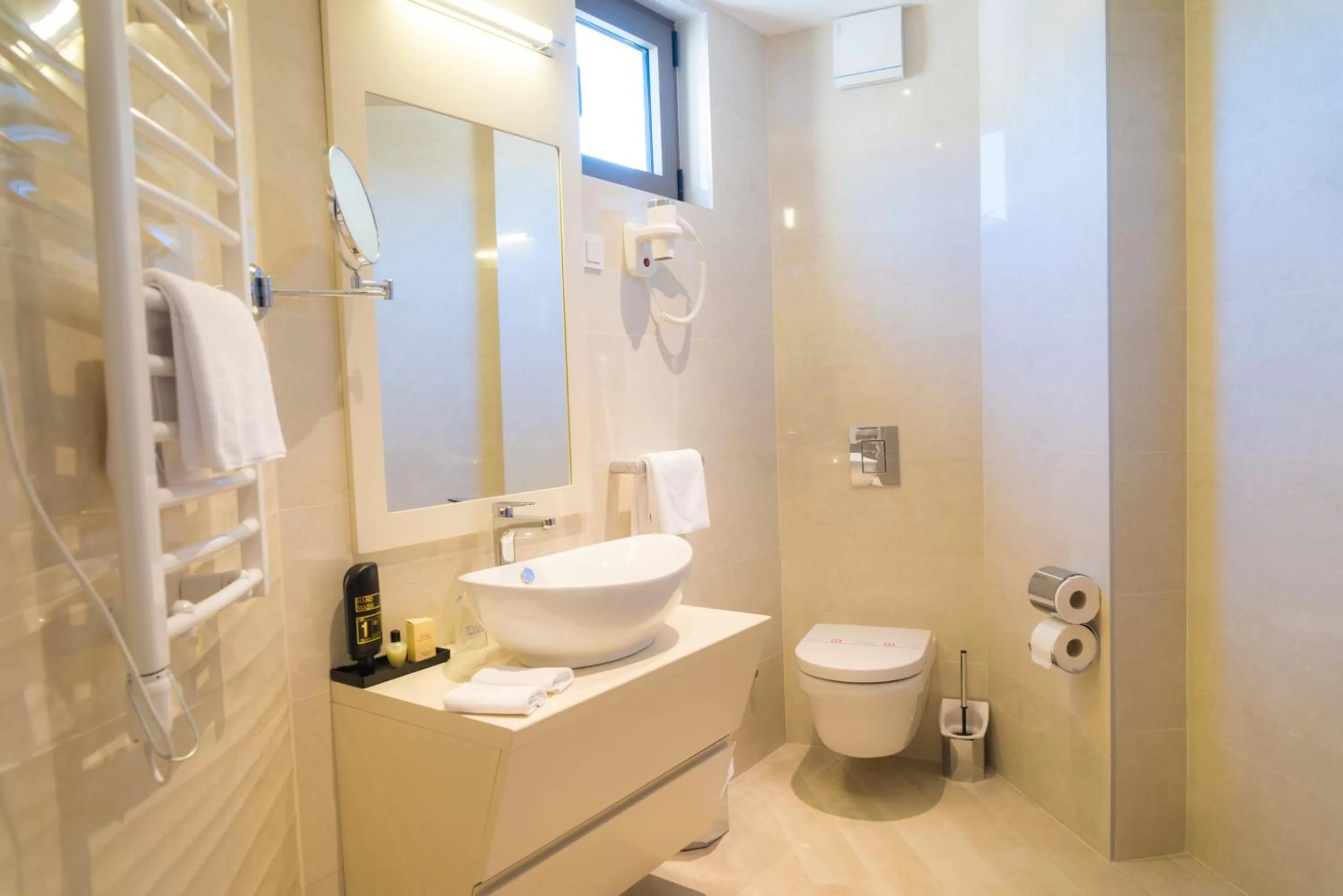 Bathroom in Hotel Kadmo by Aycon