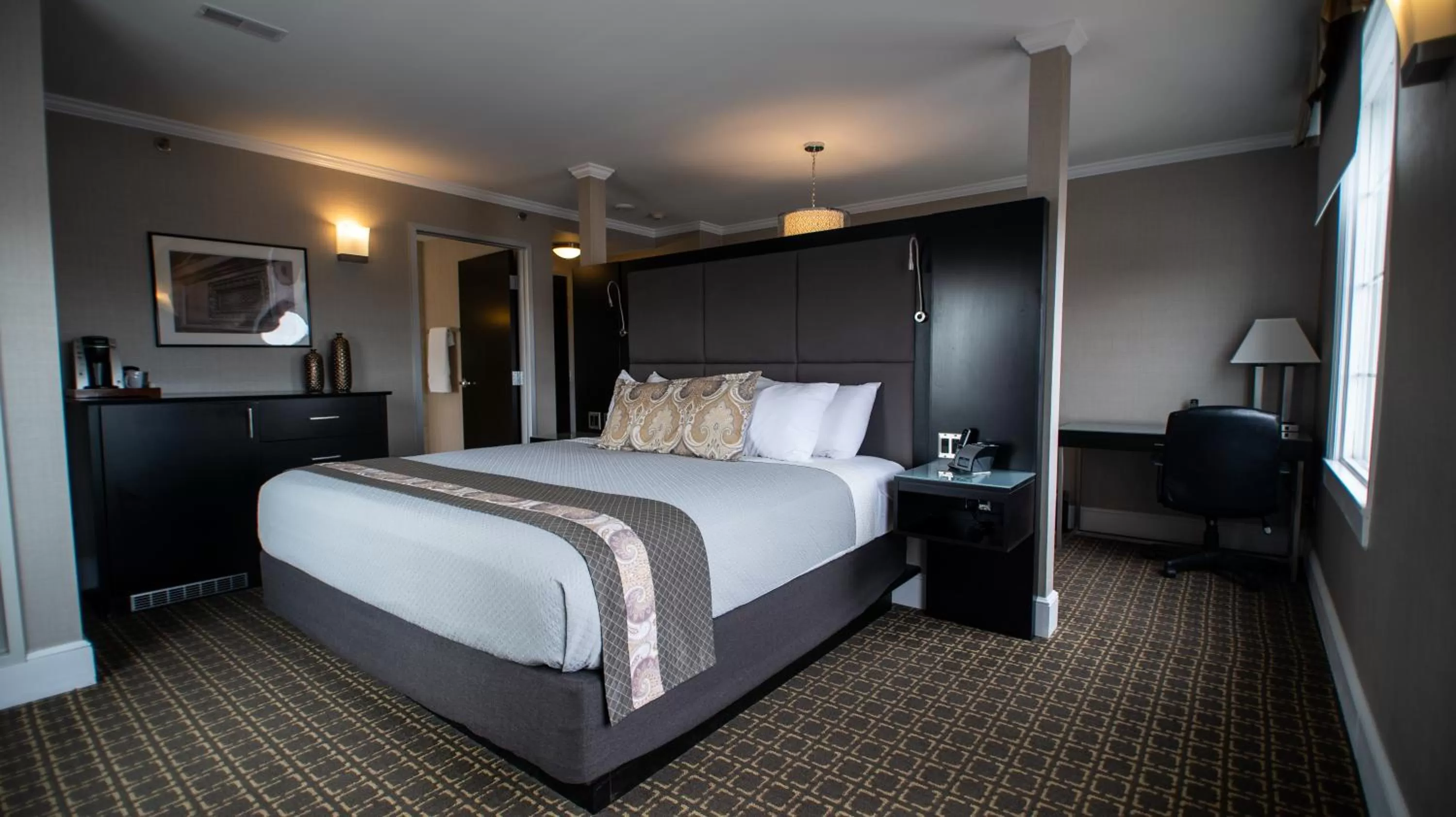 Bed in voco The Tiger Hotel, Columbia, MO by IHG