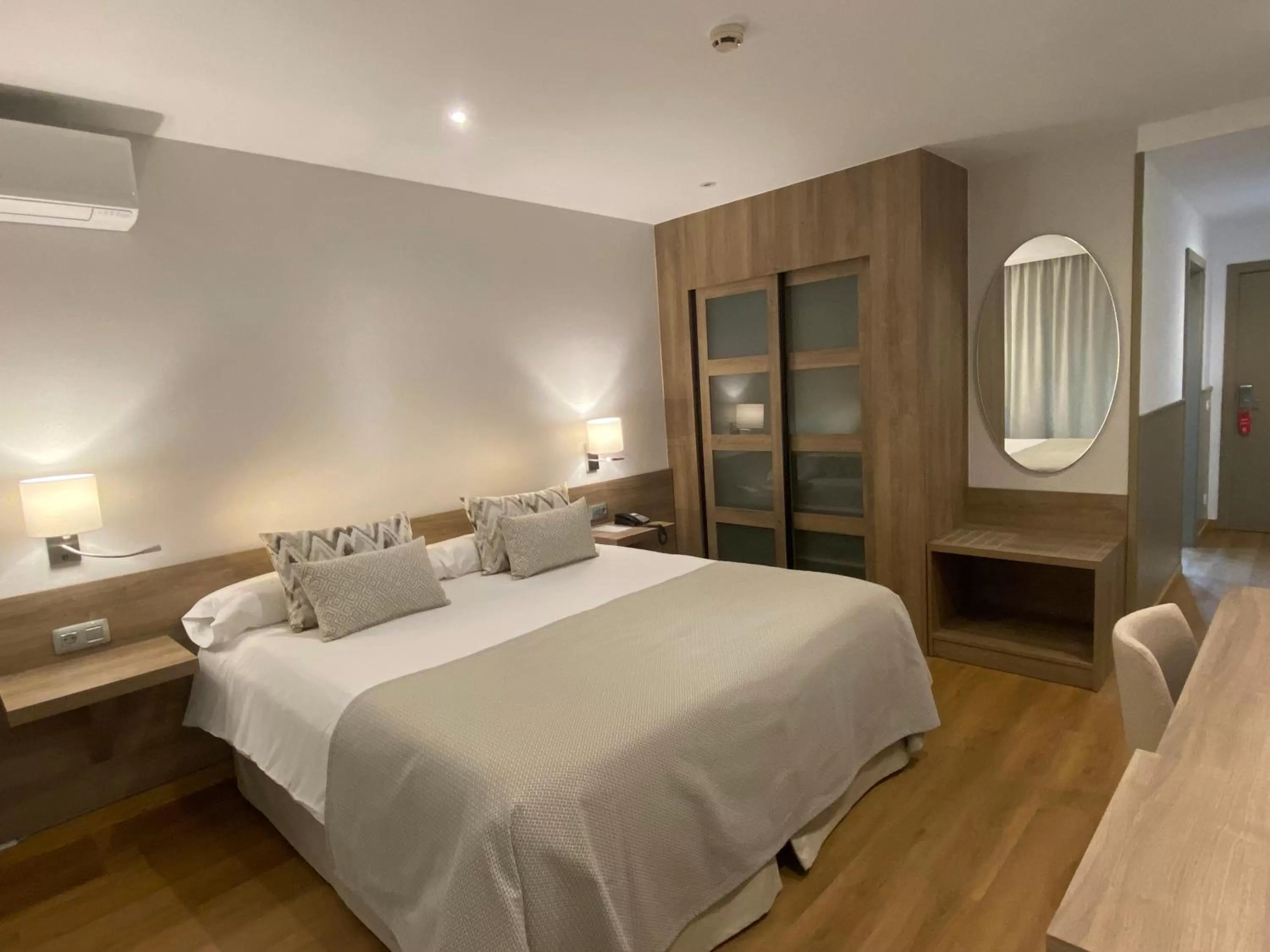 Photo of the whole room, Bed in Hotel Colon Rambla